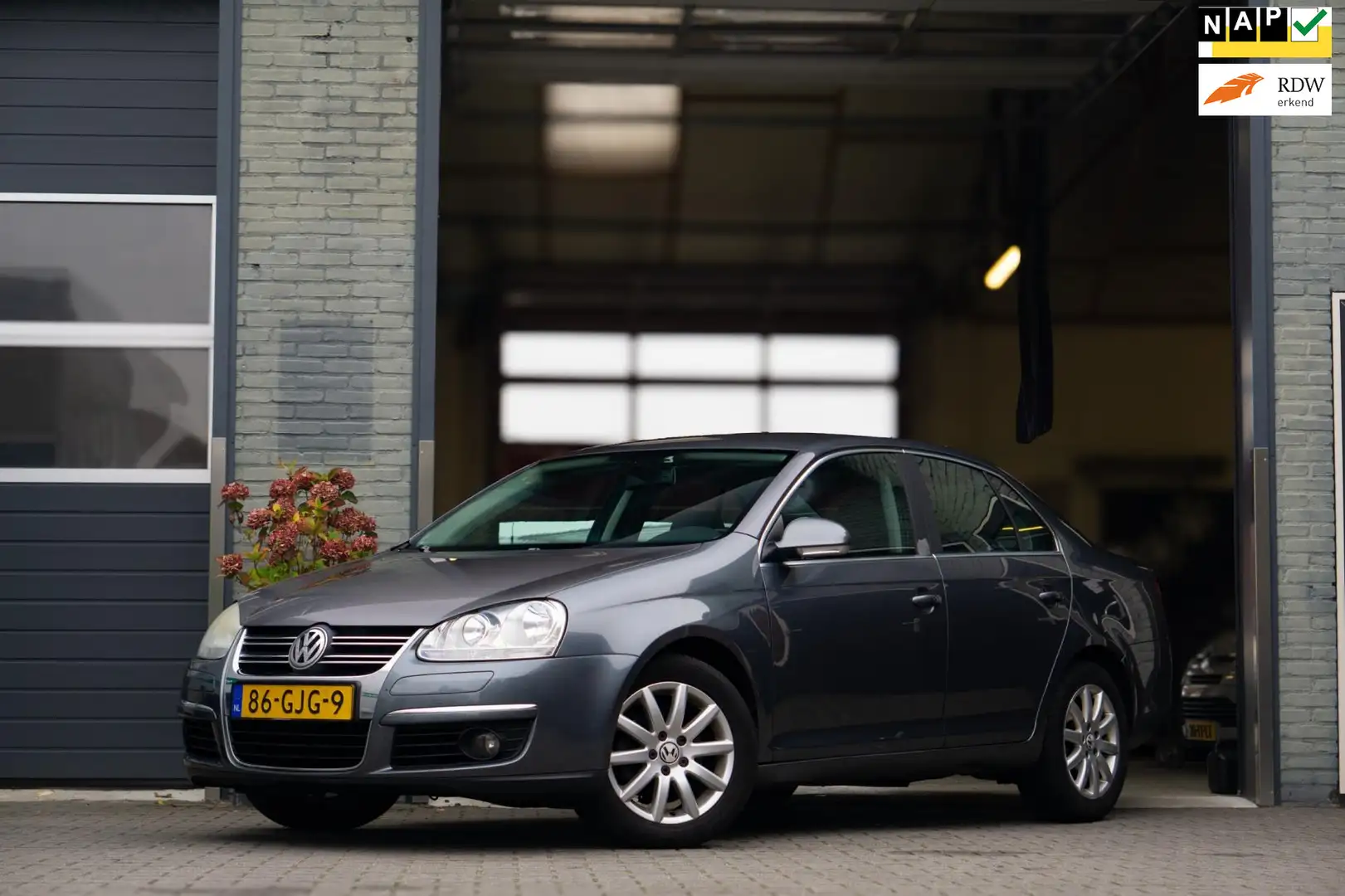 Volkswagen Jetta 1.4 TSI Comfortline Business Grijs - 1