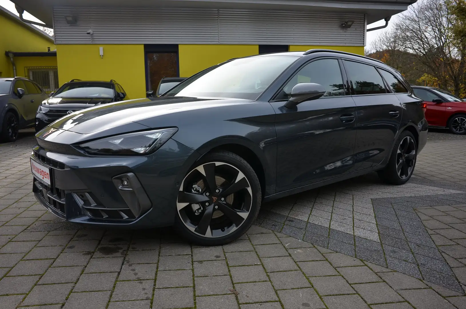 CUPRA Leon ST 1.5 eTSI DSG 5JGAR+elHECKKL+eAHK+NAVI+TW Grau - 1
