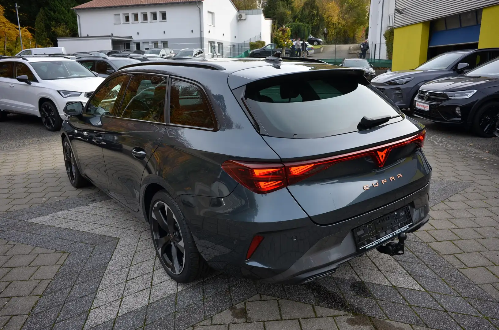 CUPRA Leon ST 1.5 eTSI DSG 5JGAR+elHECKKL+eAHK+NAVI+TW Grau - 2