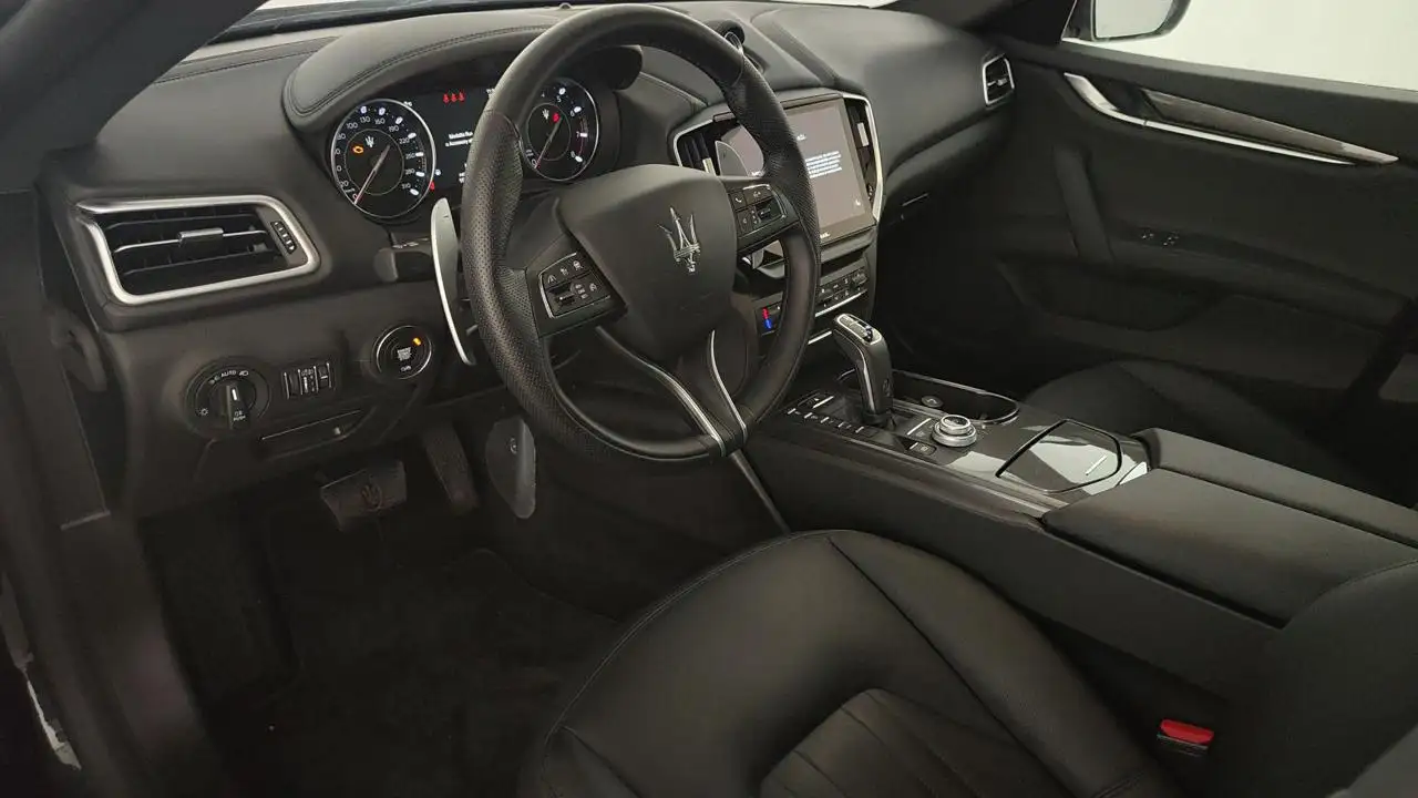 Maserati Ghibli 2023 — фото 11