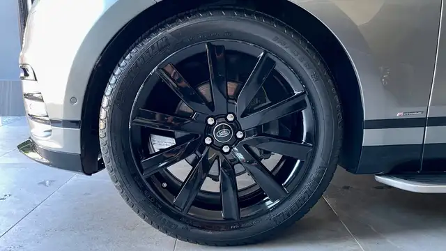 Land Rover Range Rover Velar view 4