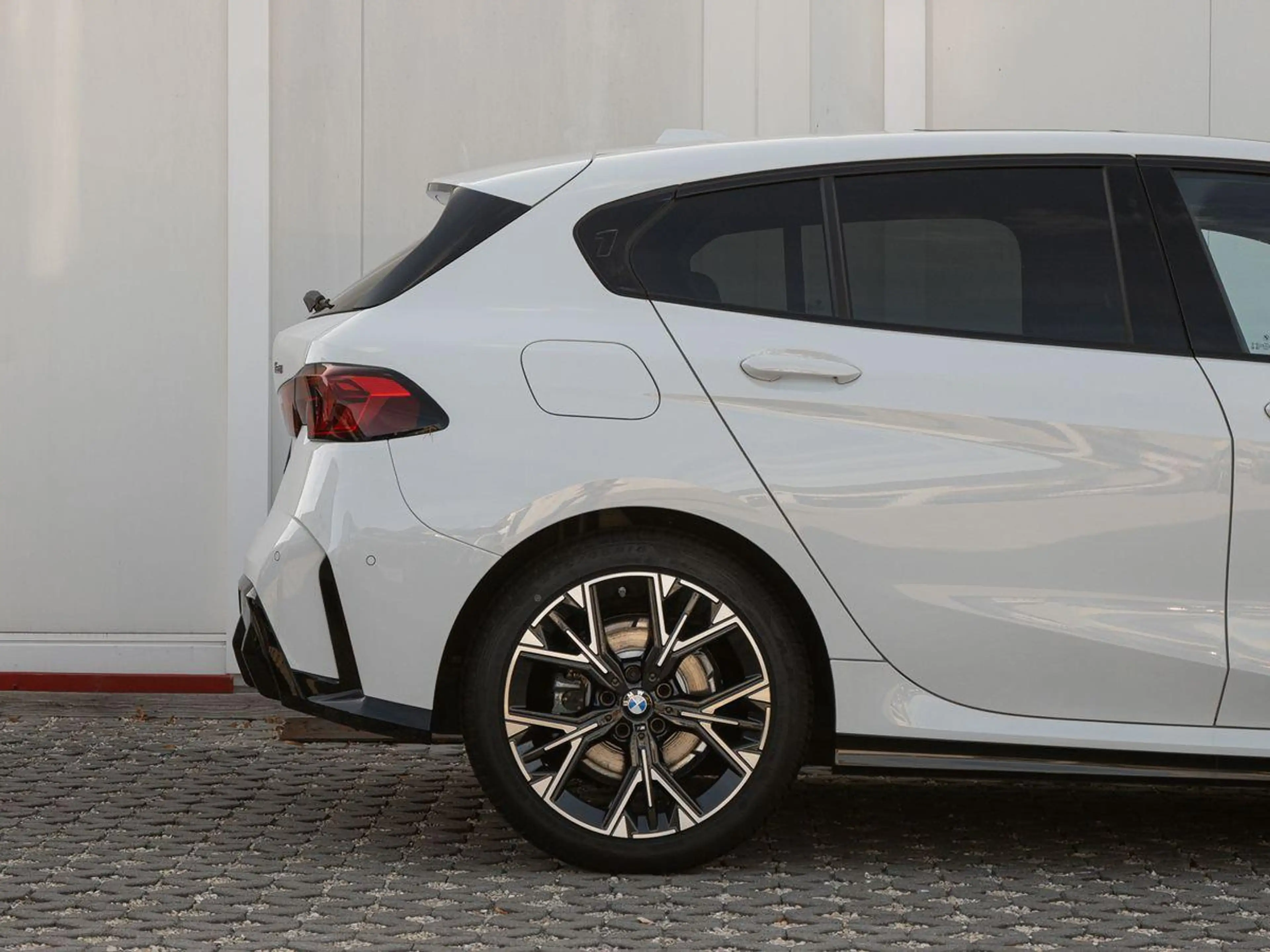 BMW 118 d M-Sport PANO KoZg aLED DrAssPlus Wireless — photo 5