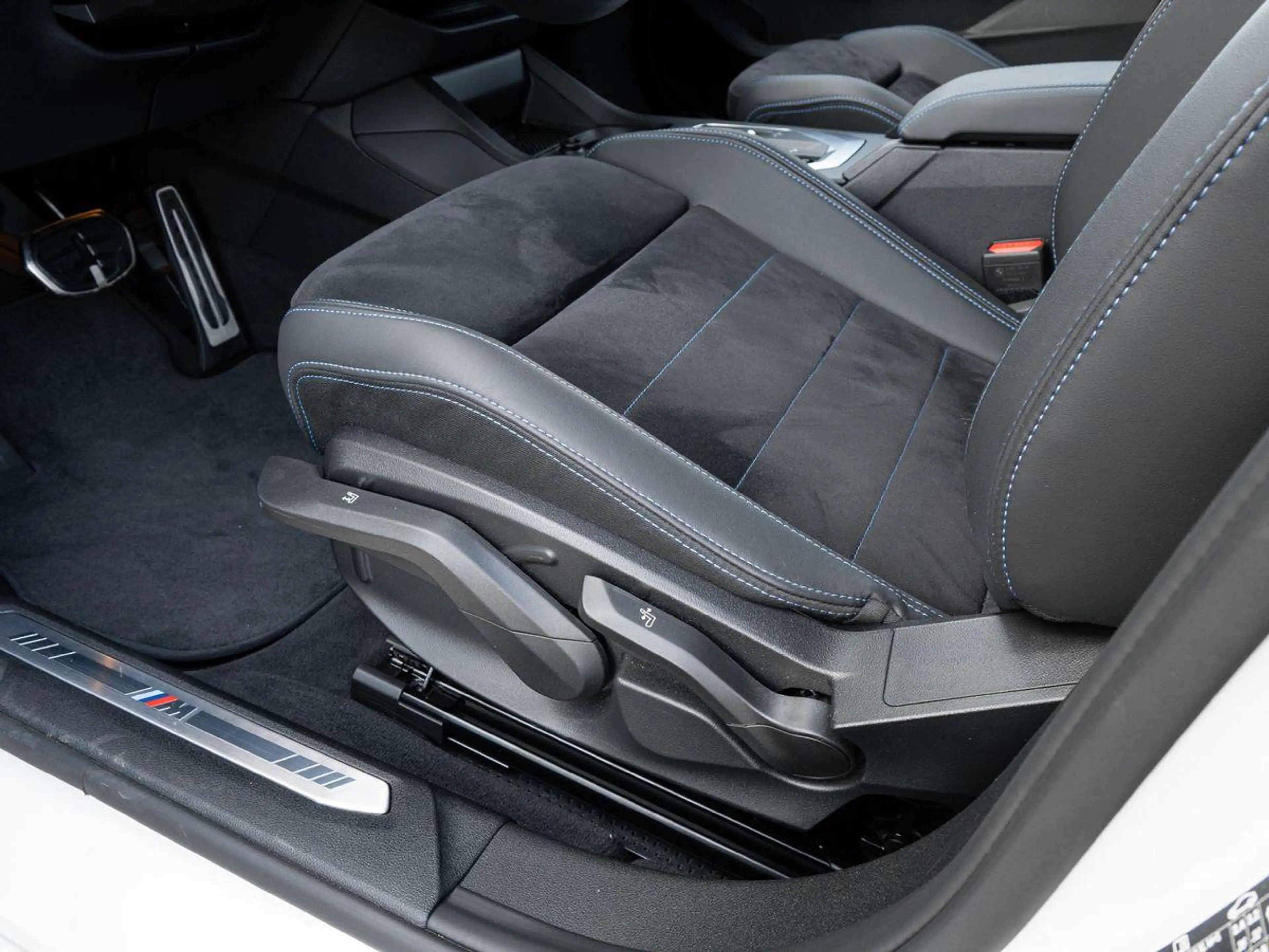 BMW 118 d M-Sport PANO KoZg aLED DrAssPlus Wireless — photo 8
