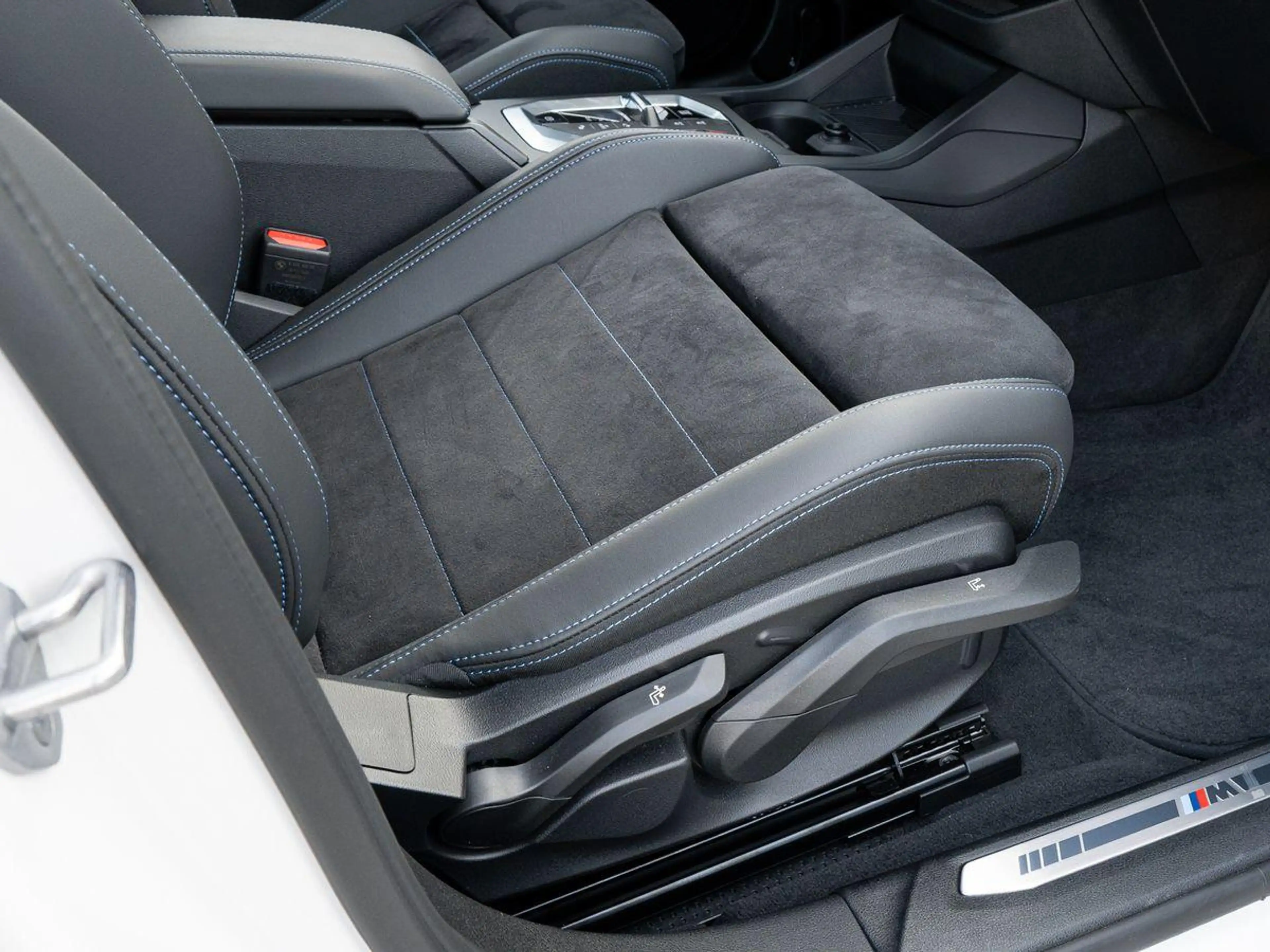 BMW 118 d M-Sport PANO KoZg aLED DrAssPlus Wireless — photo 11