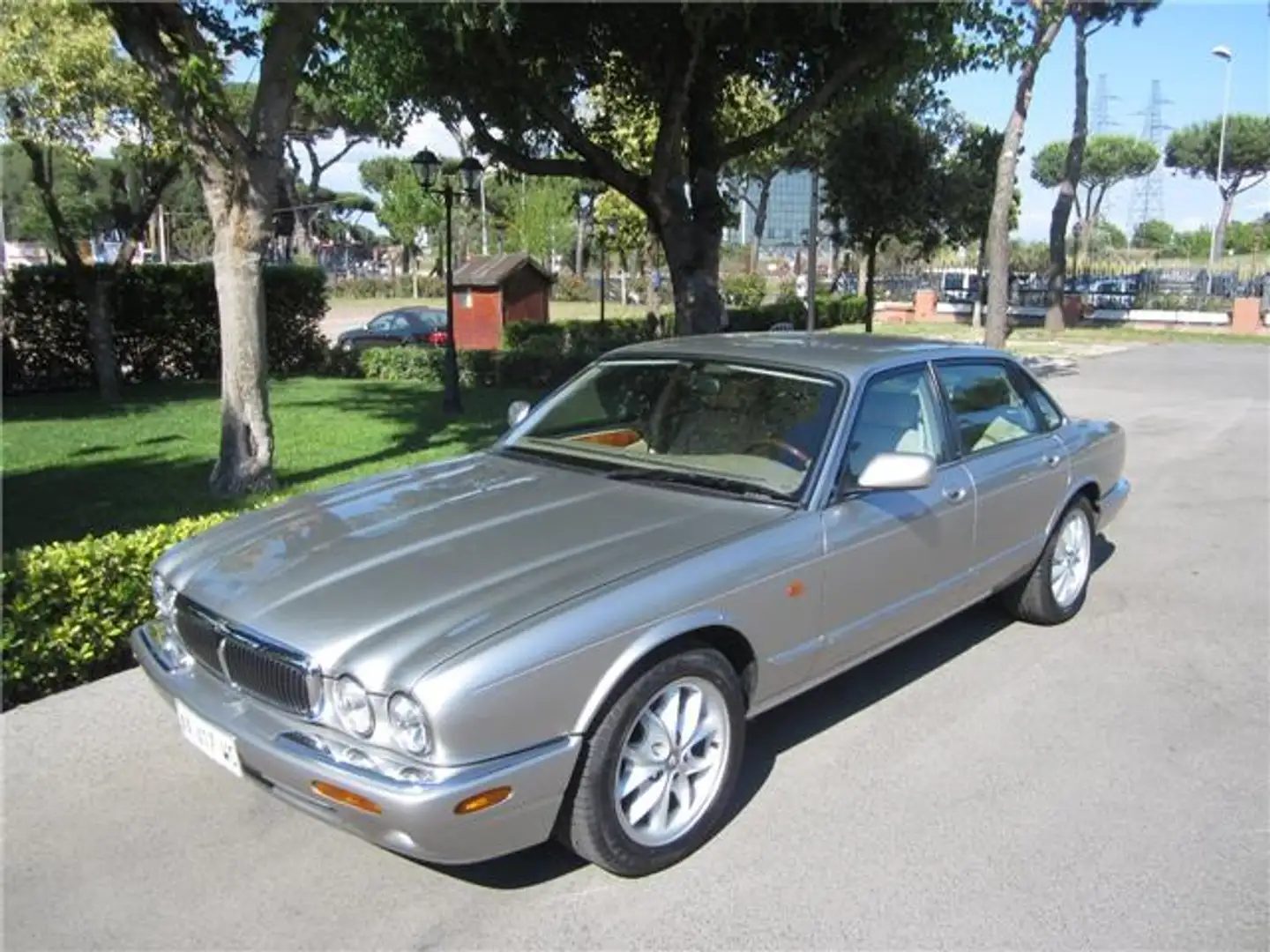 Jaguar XJ8 8 3.2 V8 Executive Argento - 2