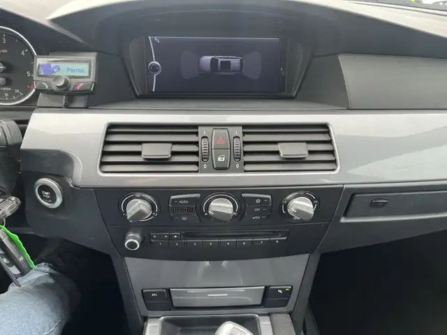 BMW 5 Series view 9