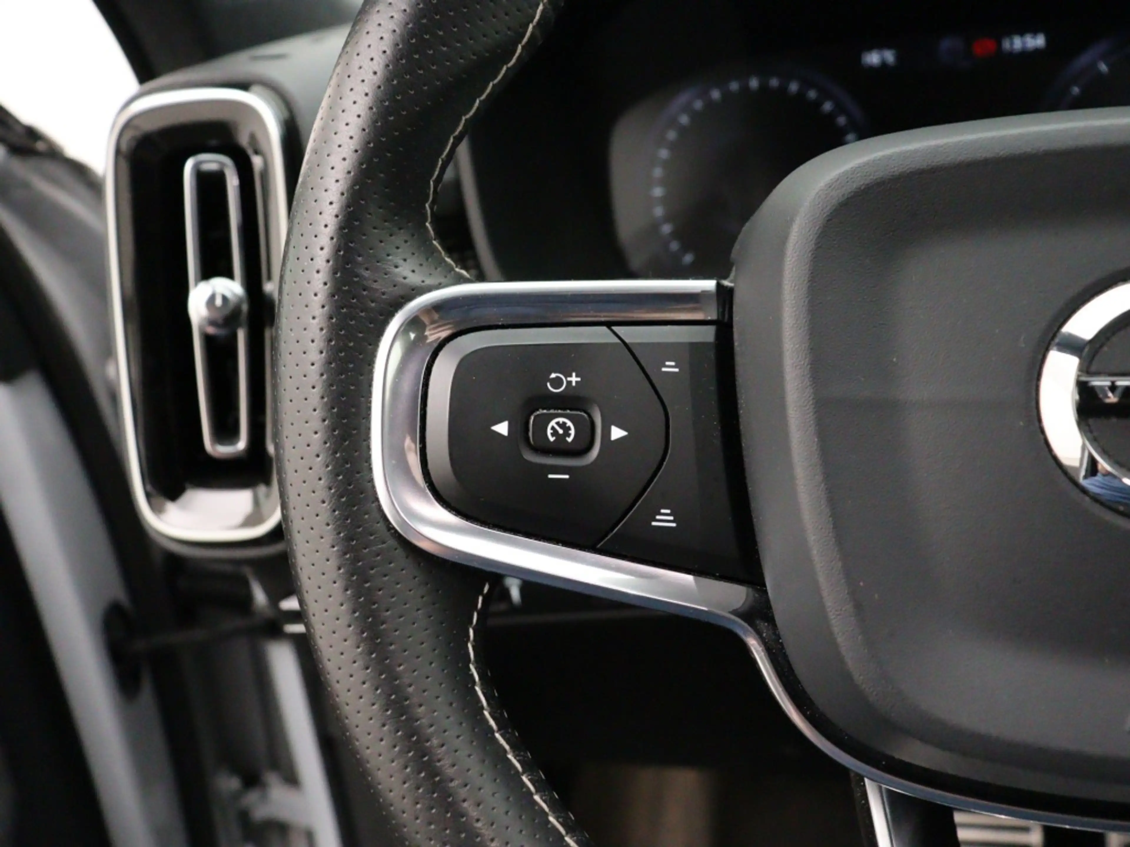 Volvo XC40 T3 AUT(8) R-DESIGN NAVI BLUETOOTH 19INCH PARK ASSI — photo 13