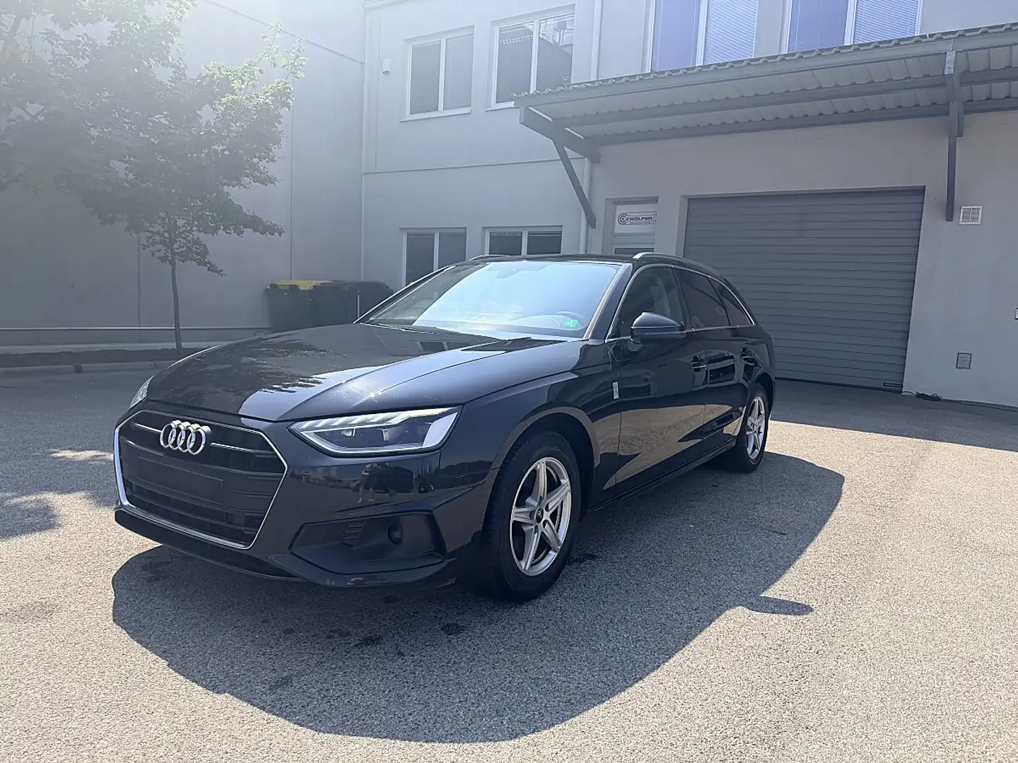 Audi A4 35 2.0 TDI Schwarz - 1
