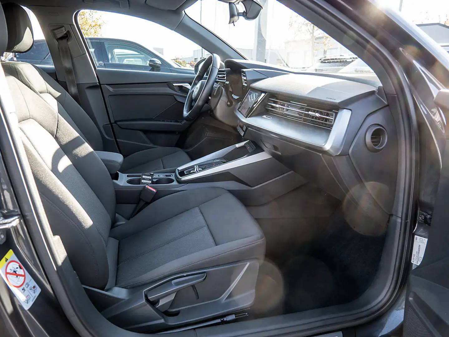 Audi A3 Sportback 35 TFSI advanced SHZ NAVI LED Grijs - 2