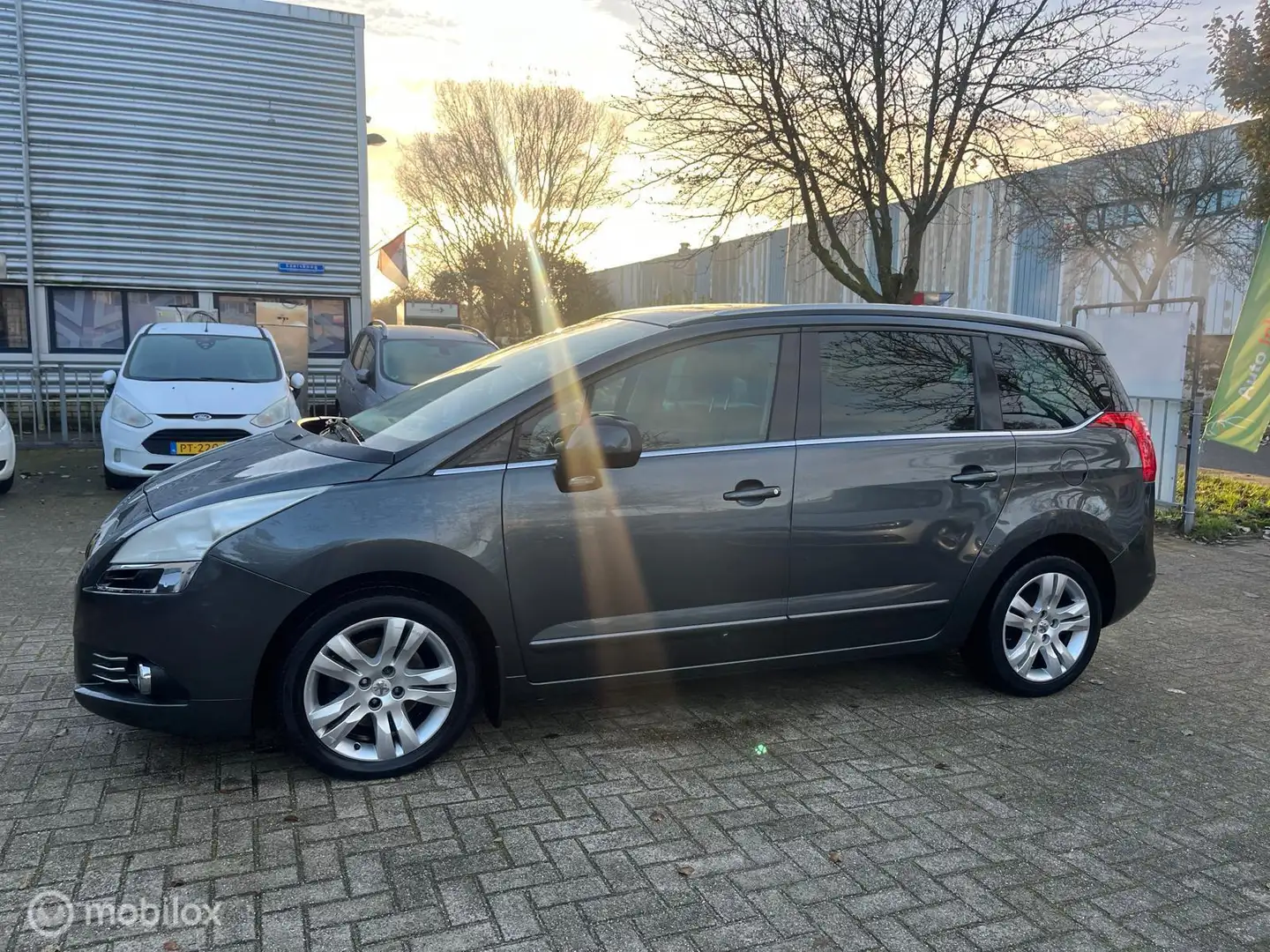 Peugeot 5008 1.6 THP GT 5p. Grau - 2