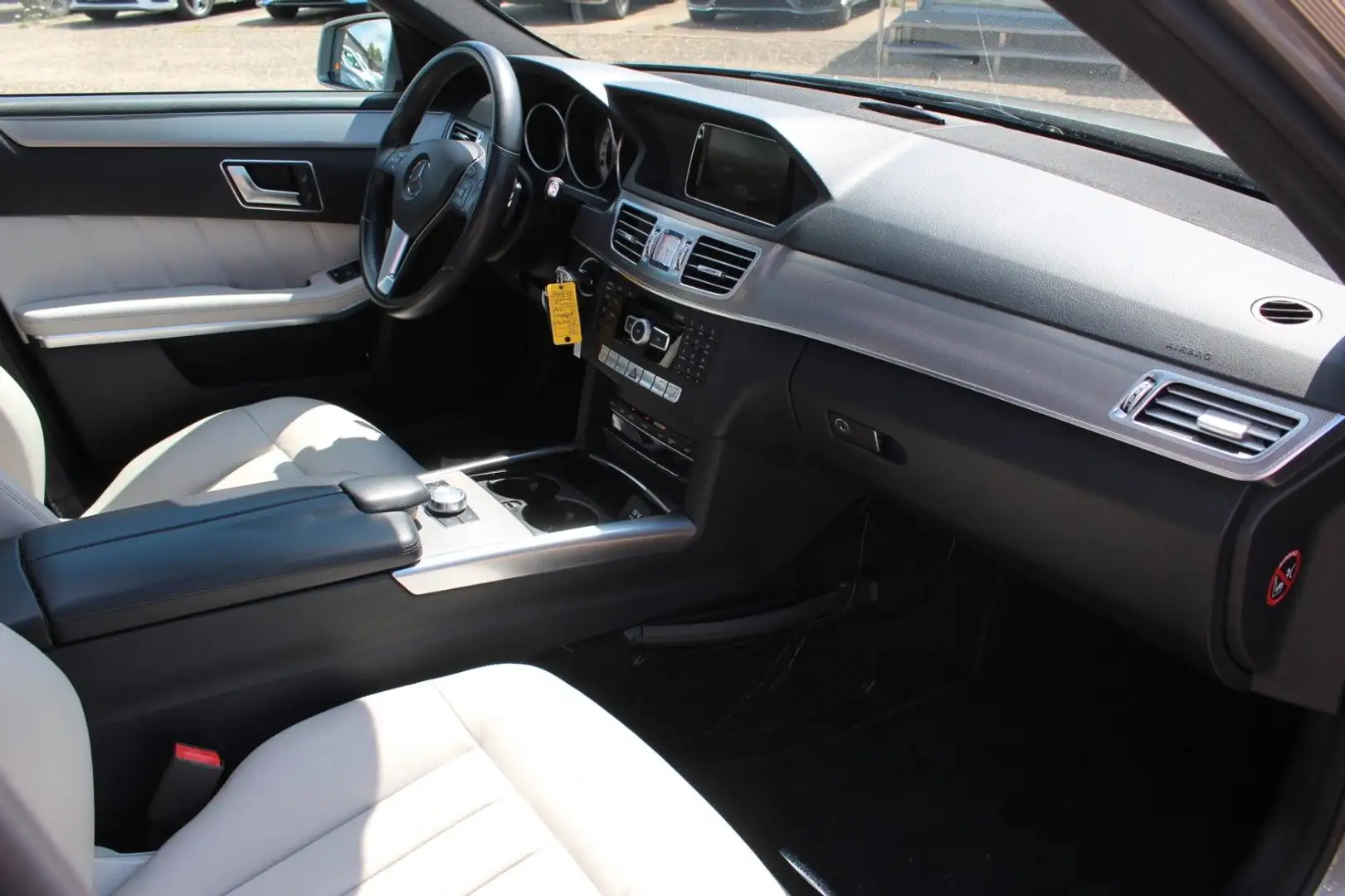 Mercedes-Benz E 300 T BT Hybrid*ACC*AVANTGARDE*PANO*StanHz*LED Argintiu - 2