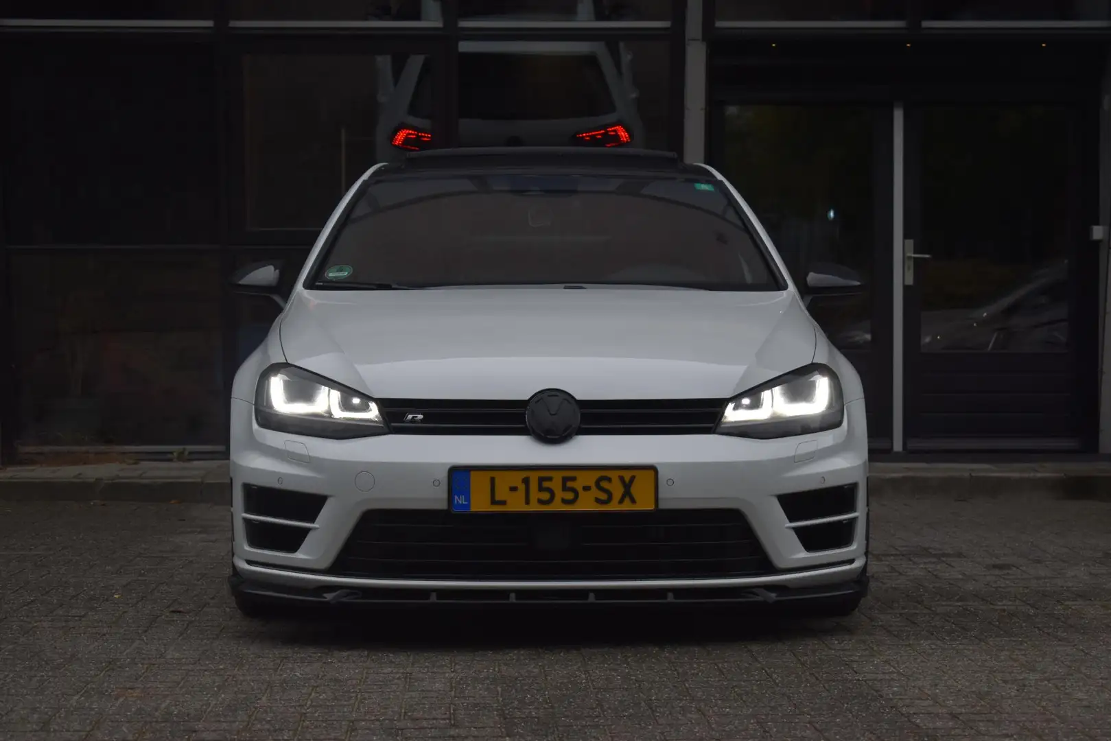 Volkswagen Golf 2.0 TSI R 4Motion Pano Lane Dyn Leder Camera Wit - 2