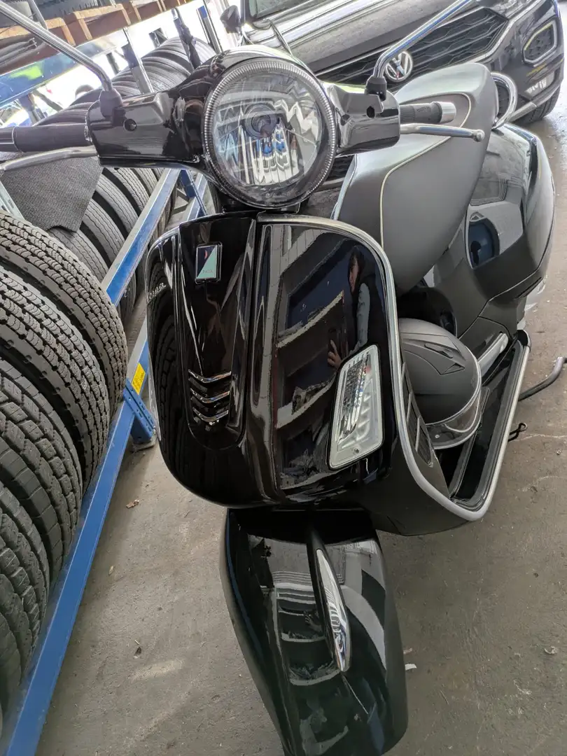 Vespa GTS Super 125 crna - 1
