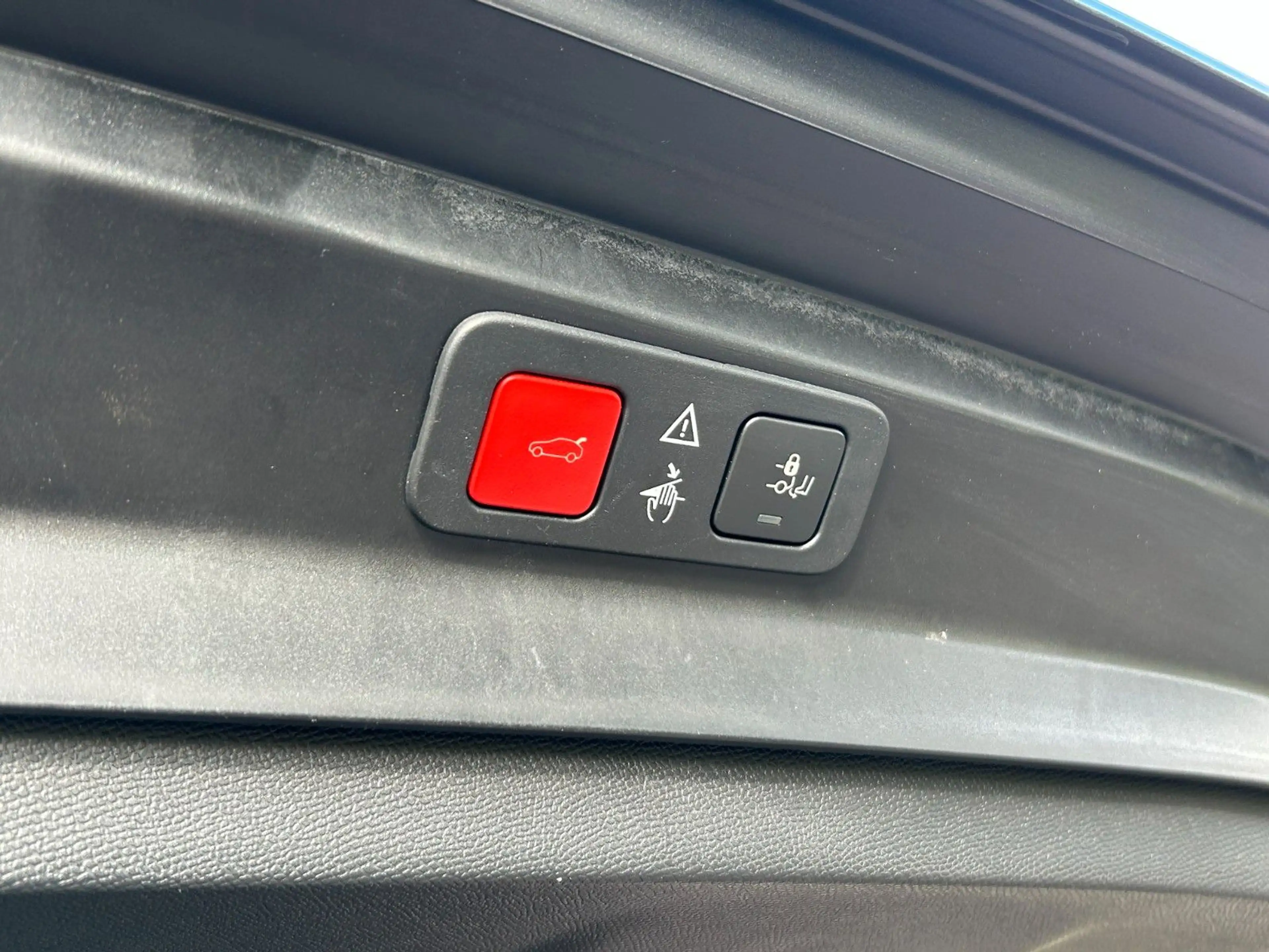Peugeot 5008 Hybrid 136 GT 7-Sitzer Panorama Sitzheizung — photo 7