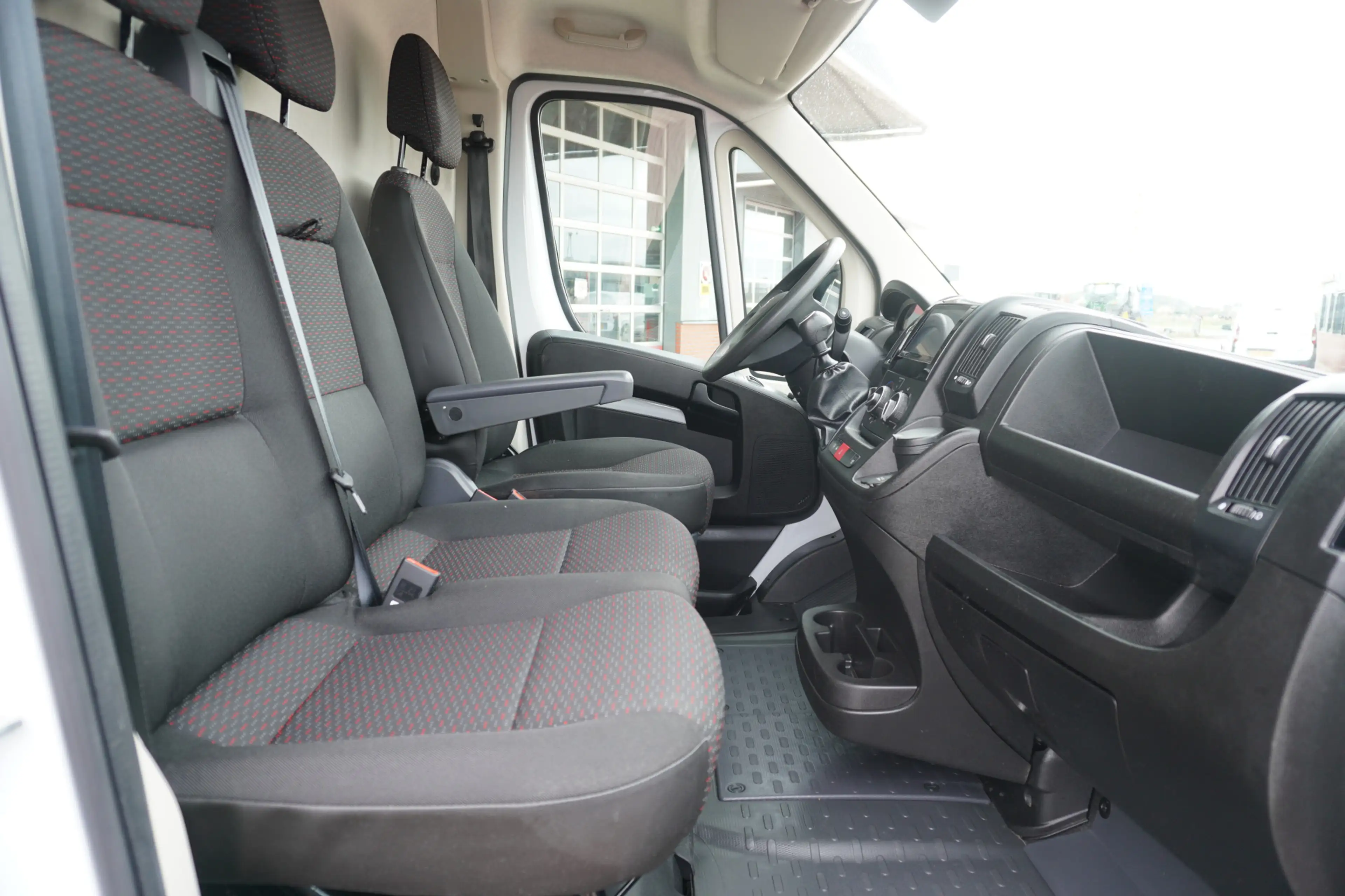 Peugeot Boxer 2.2 BlueHDi 140PK L2H2 3.3t nr. V169 | Airco | Cru — photo 13
