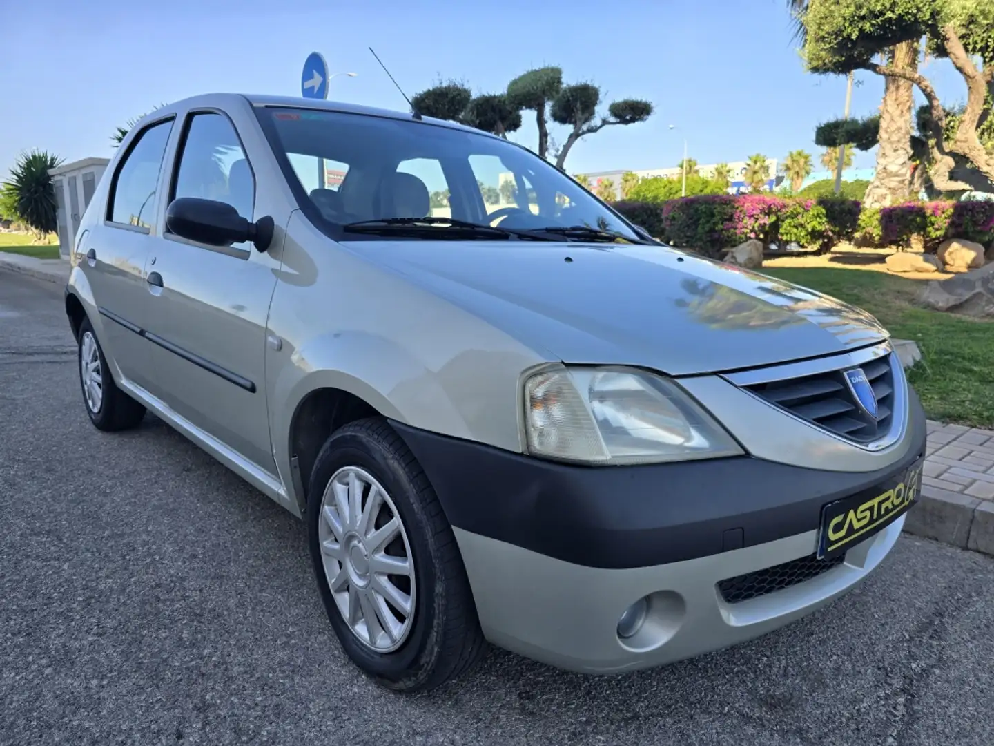 Dacia Logan 1.6 Laureate Beige - 1