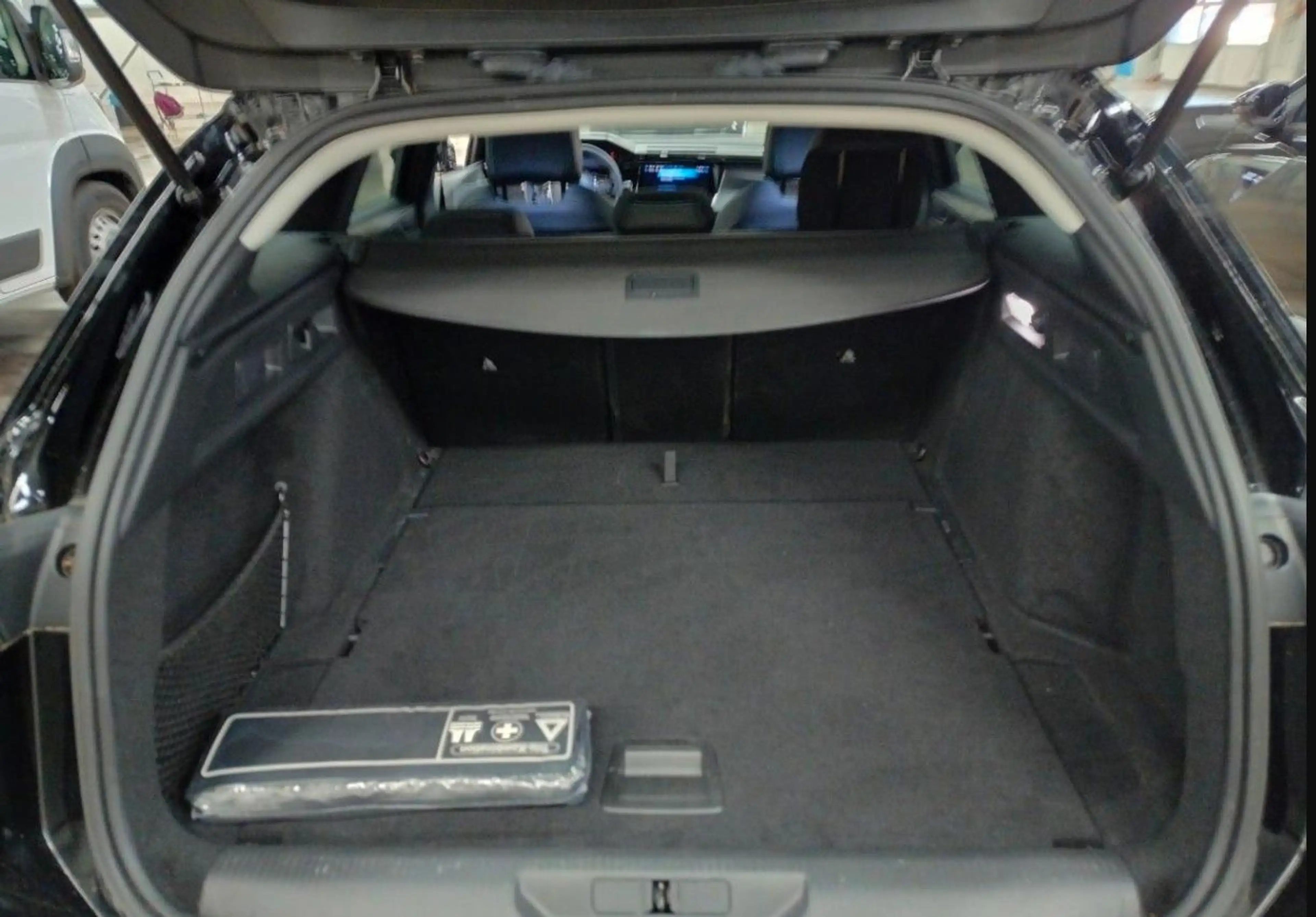 Peugeot 308 SW ALLURE BlueHDI130 EAT8 *1.HAND* — photo 7