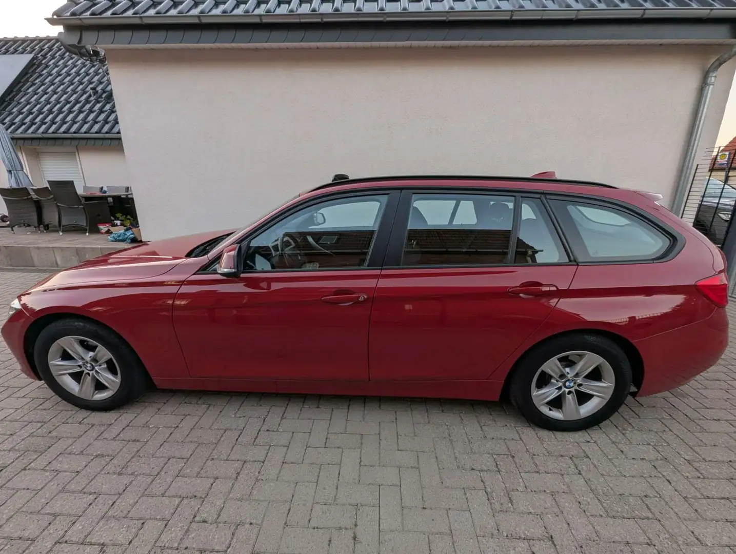 BMW 320 320d Touring Aut. Luxury Line Roşu - 2