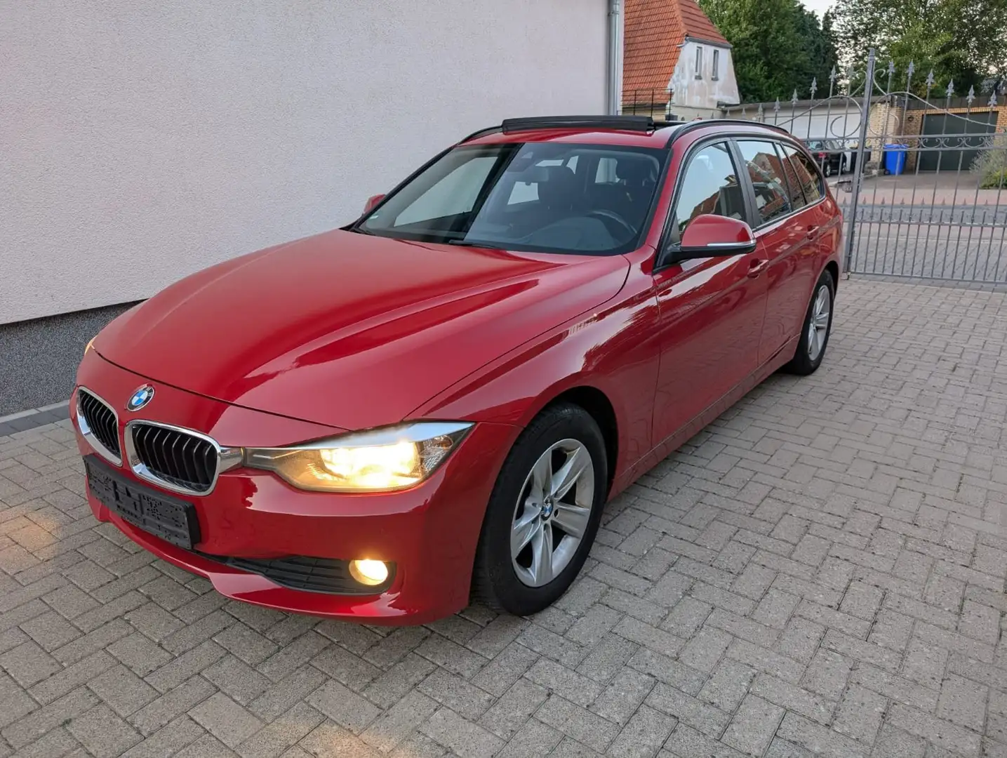 BMW 320 320d Touring Aut. Luxury Line Roşu - 1