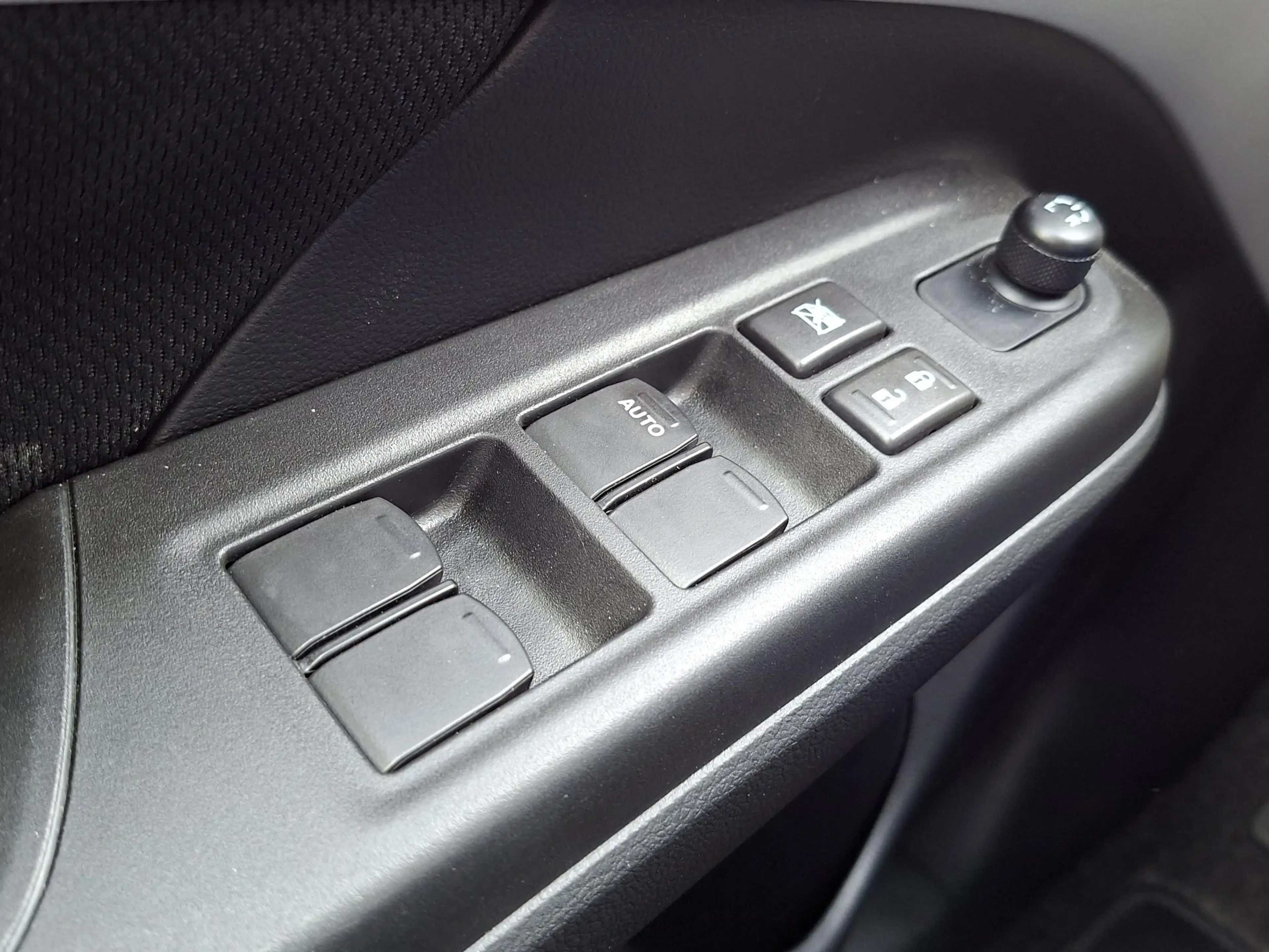 Suzuki Swift 1.2 Comfort Smart Hybrid Navi/Cruise — photo 11
