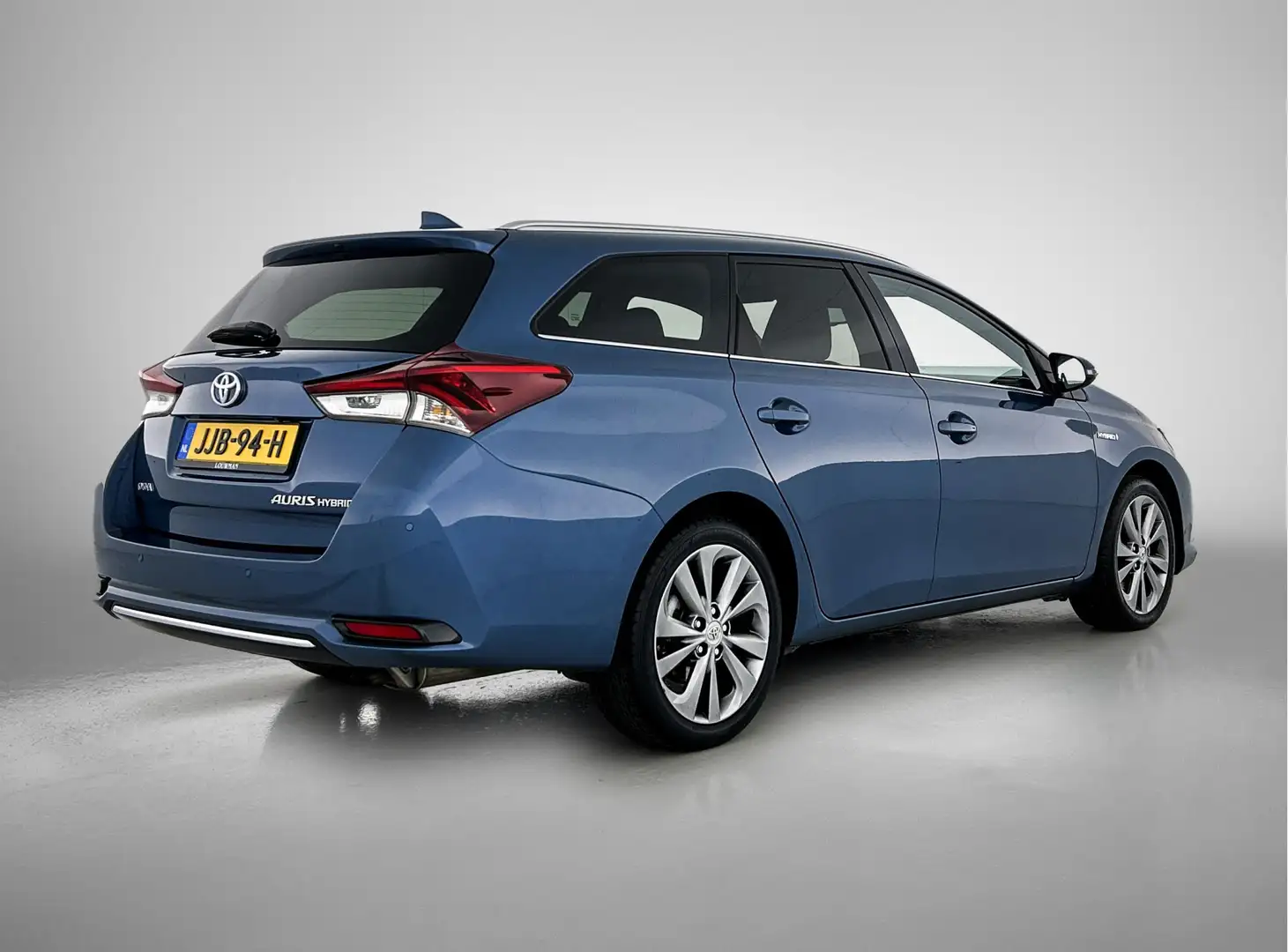 Toyota Auris Touring Sports 1.8 Hybrid Executive Blauw - 2
