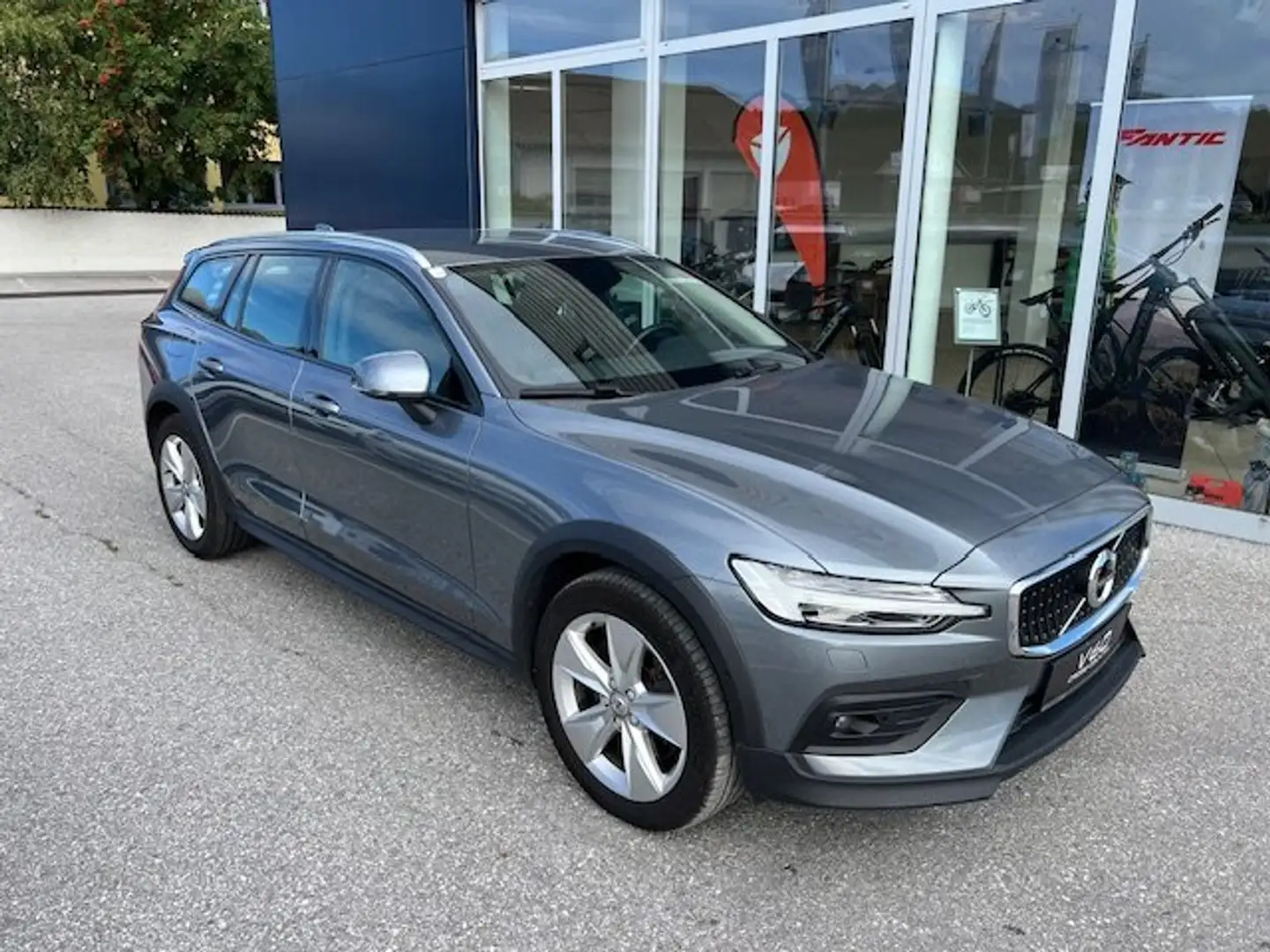 Volvo V60 Cross Country D4 AWD Cross Country Pro Geartronic Diesel Allrad Grau - 1