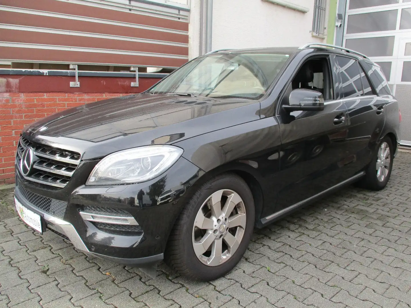 Mercedes-Benz ML 350 BlueEffi*GSD*Airmatik*Memory*AHK*2.Hd Schwarz - 2