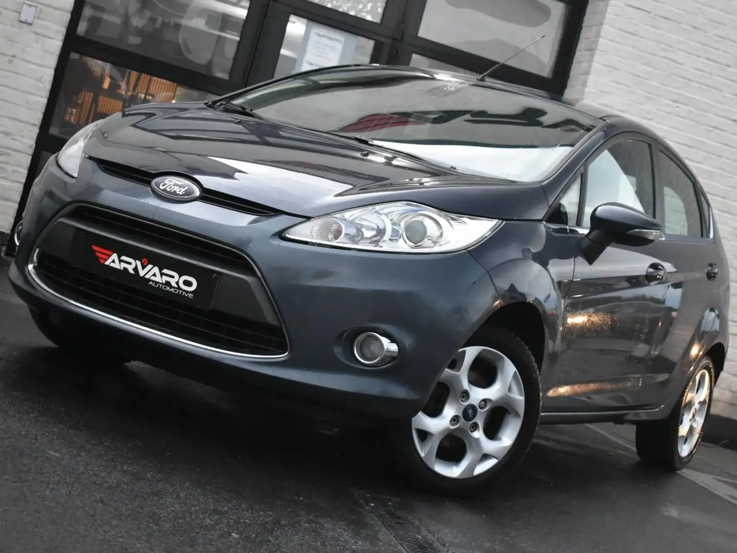 Ford Fiesta 1.25i Xenon / PDC / Verw Zetels / Garantie Gris - 1