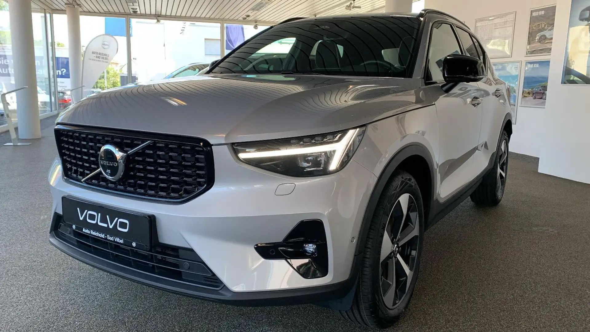 Volvo XC40 B3 B Aut P. Dark 360° ACC BLIS PILOT NAVI Argento - 1