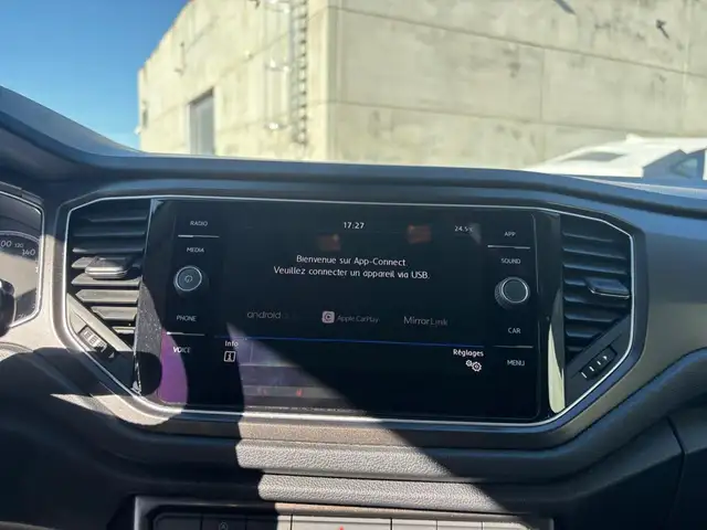 Volkswagen T-Roc view 9