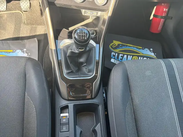 Volkswagen T-Roc view 5