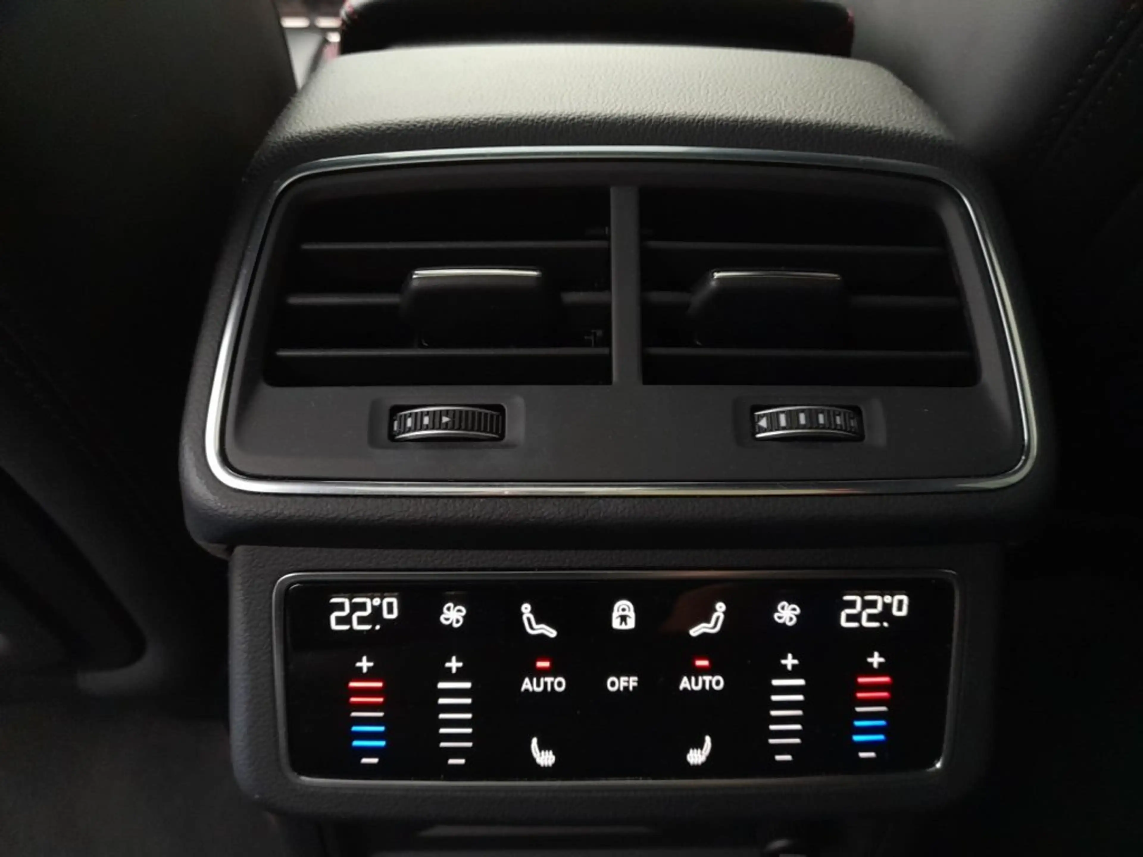 Audi RS 6 Avant 4,0 TFSI quattro MHEV S-tr *MATRIX-LED / HEAD-UP / 360° KAMERA / SKY / BANG & OLUFSEN* — photo 14