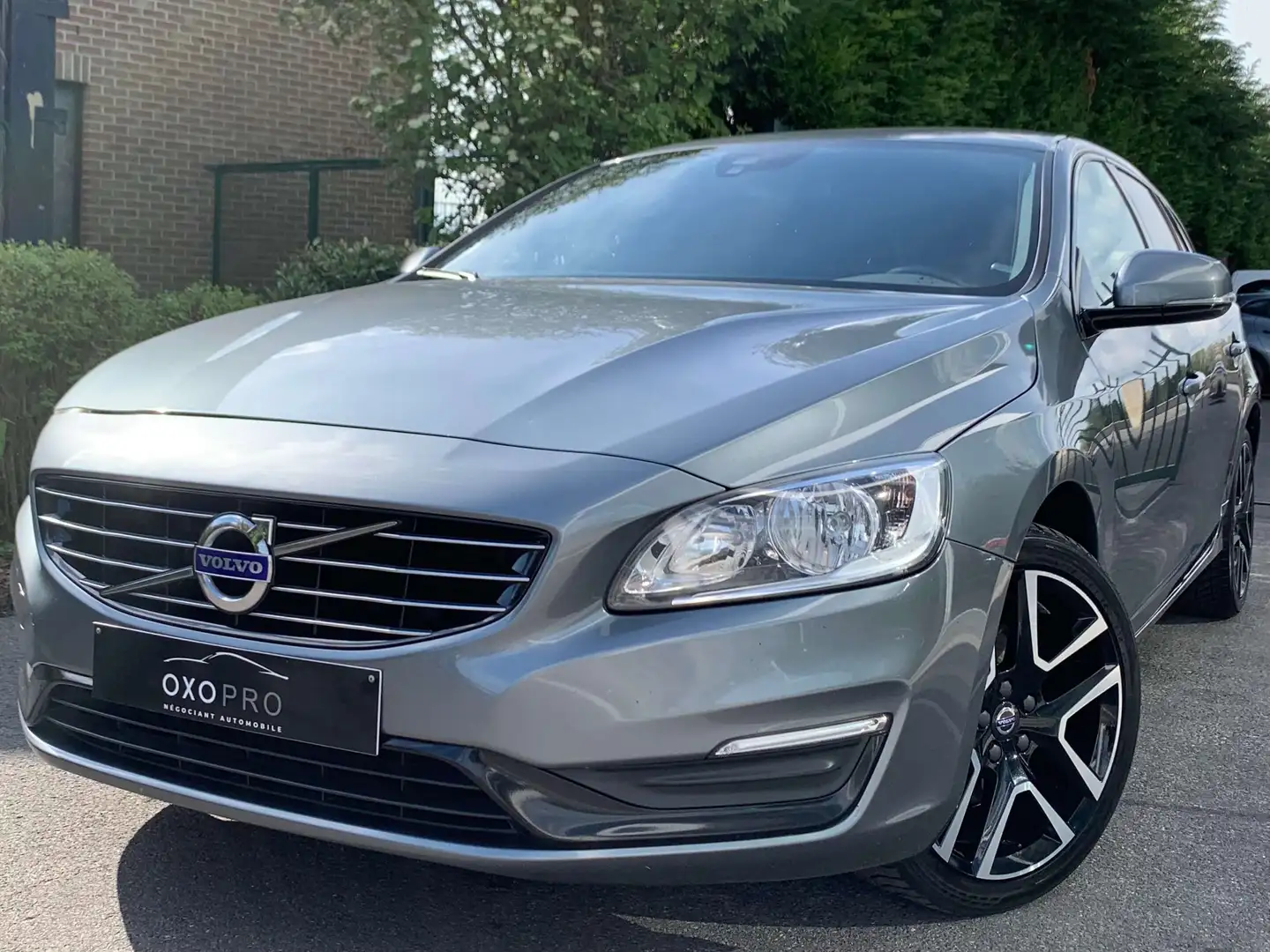 Volvo V60 2.0D 120CV / Summum / Cuir / Gps / Cruise /Euro 6B Gris - 1