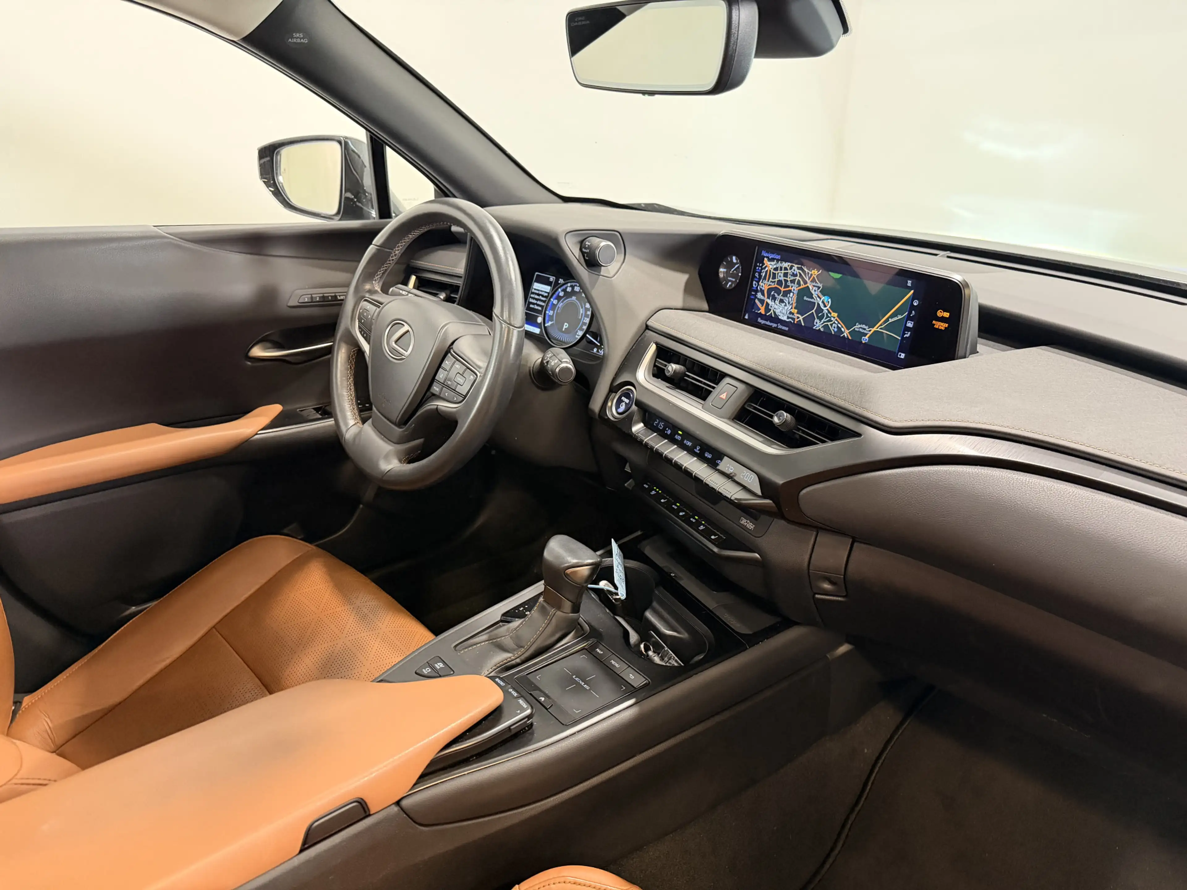 Lexus UX 250h Executive Line | Schuif-kantel dak | Leder | — photo 9