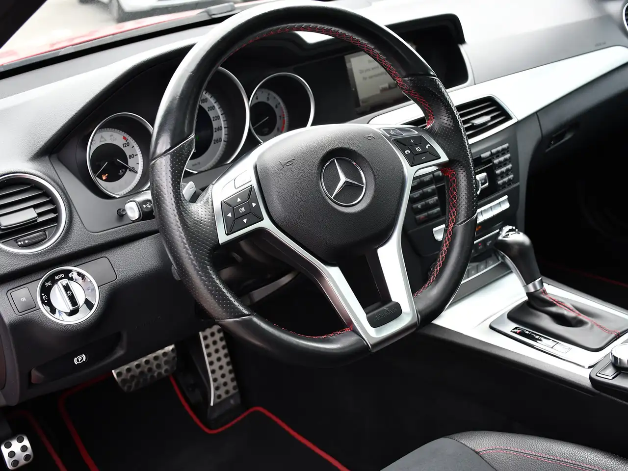 Mercedes-Benz C-Class снимка Mercedes-Benz C-Class