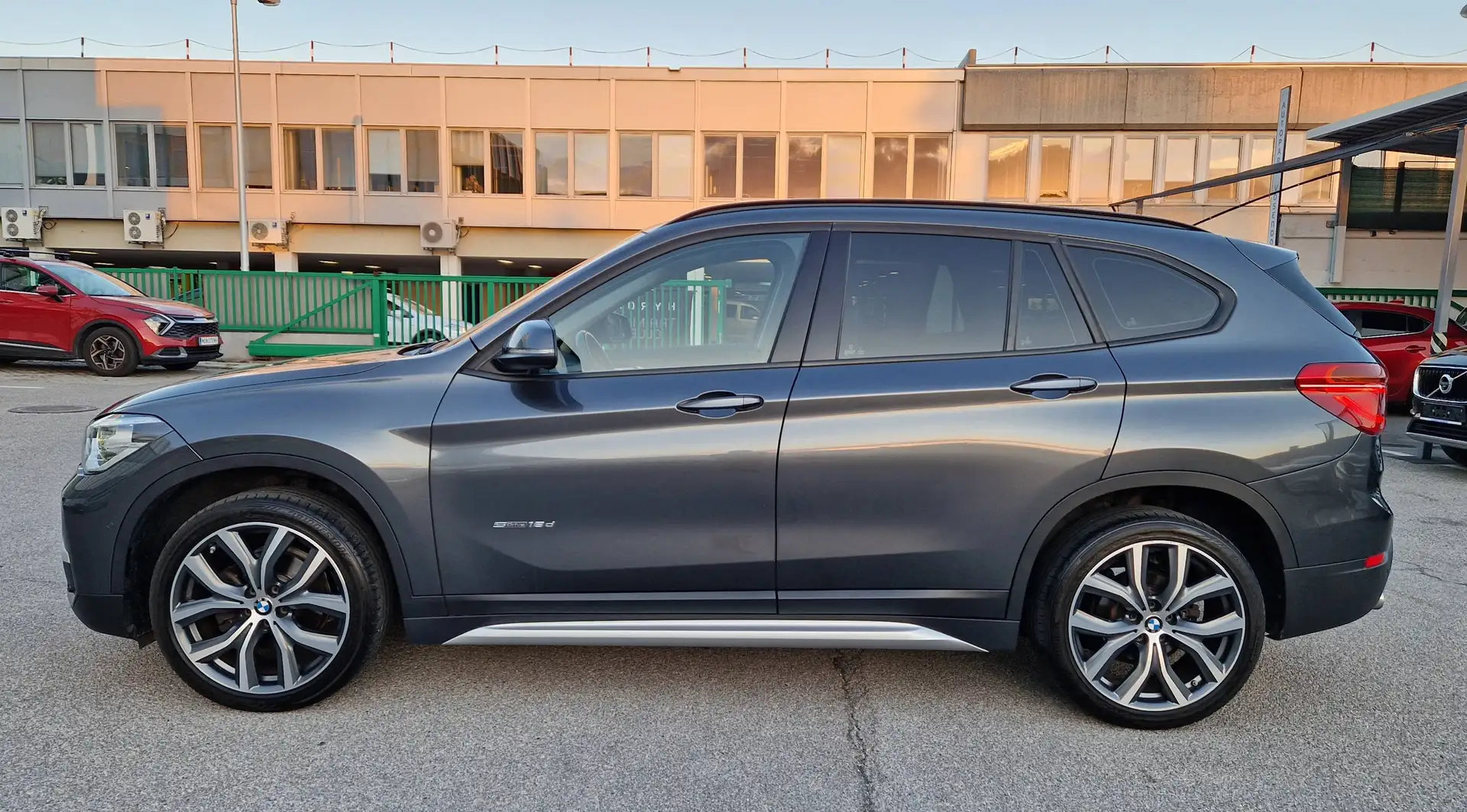 BMW X1 sDrive 18d xLine Grau - 2