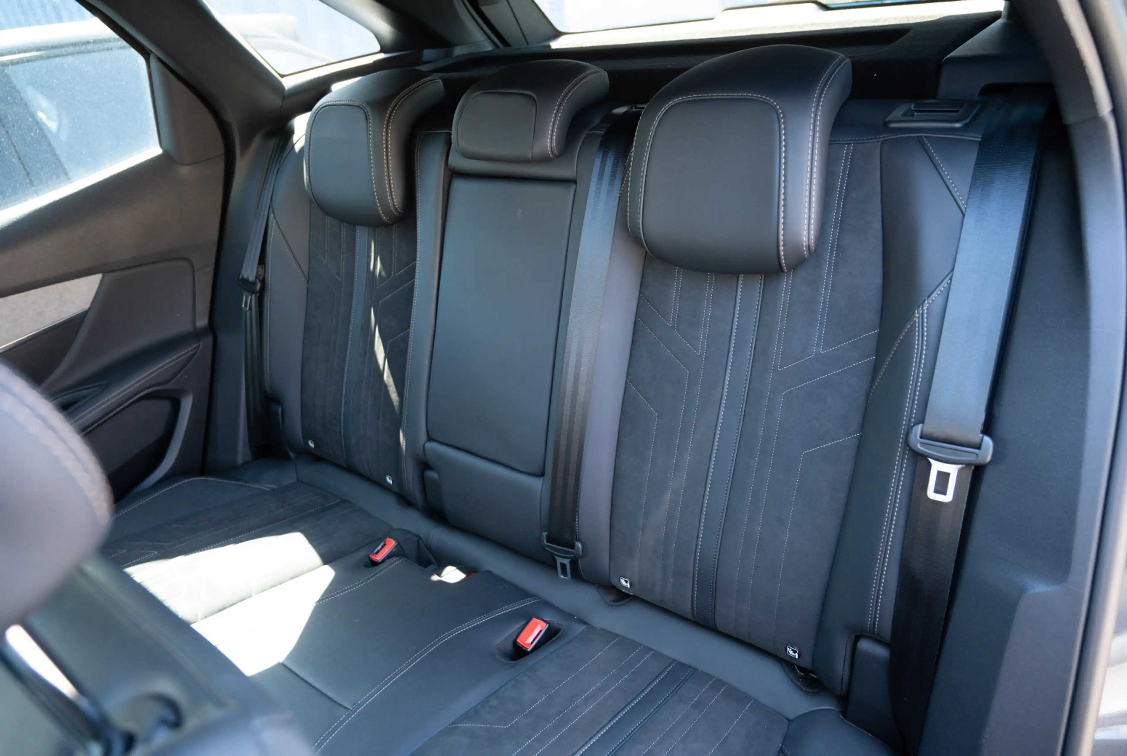 Peugeot 3008 GT Plug-In-Hybrid 225 *AHK*ACC*FOCAL*PANO* — photo 8