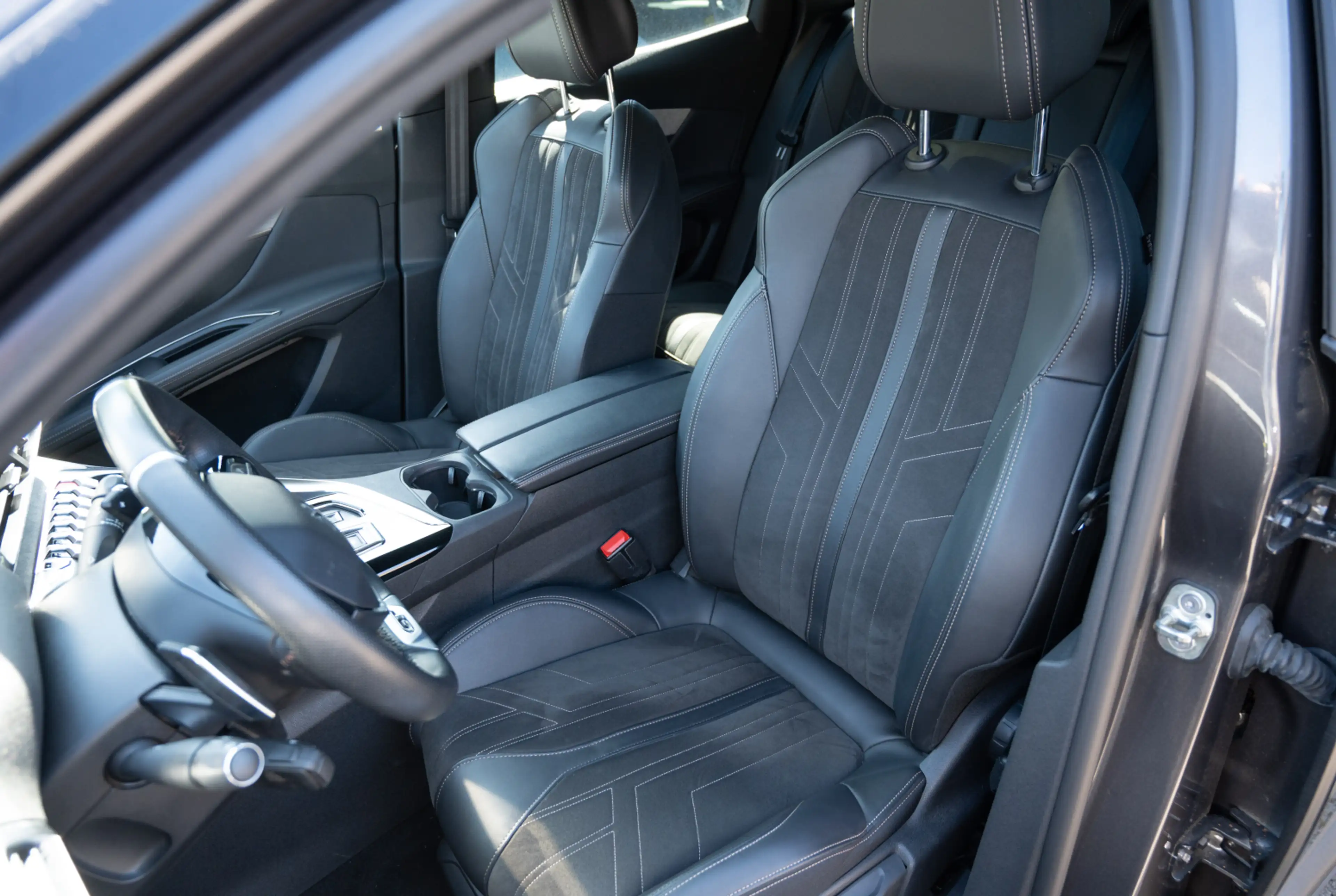 Peugeot 3008 GT Plug-In-Hybrid 225 *AHK*ACC*FOCAL*PANO* — photo 7