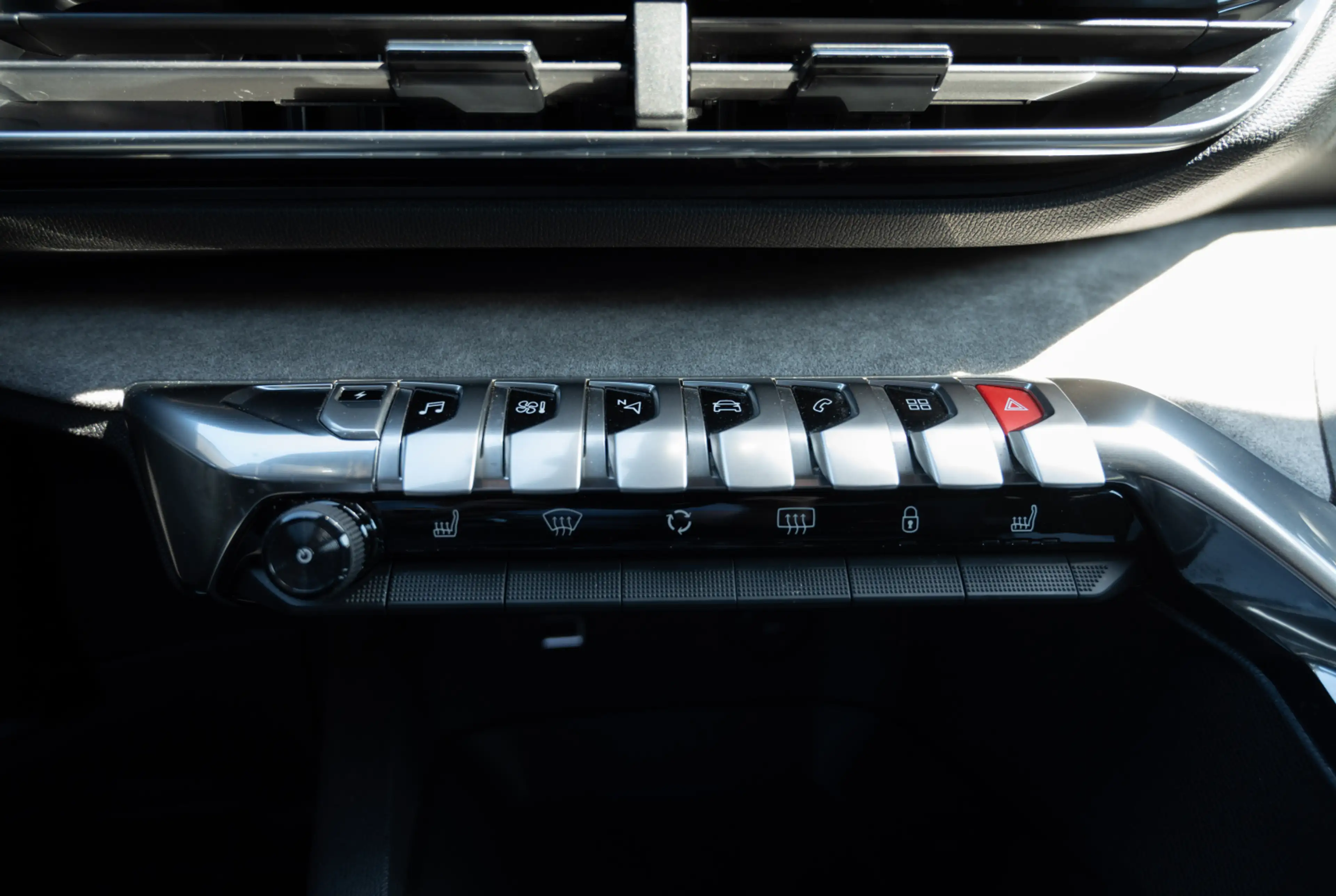 Peugeot 3008 GT Plug-In-Hybrid 225 *AHK*ACC*FOCAL*PANO* — photo 10