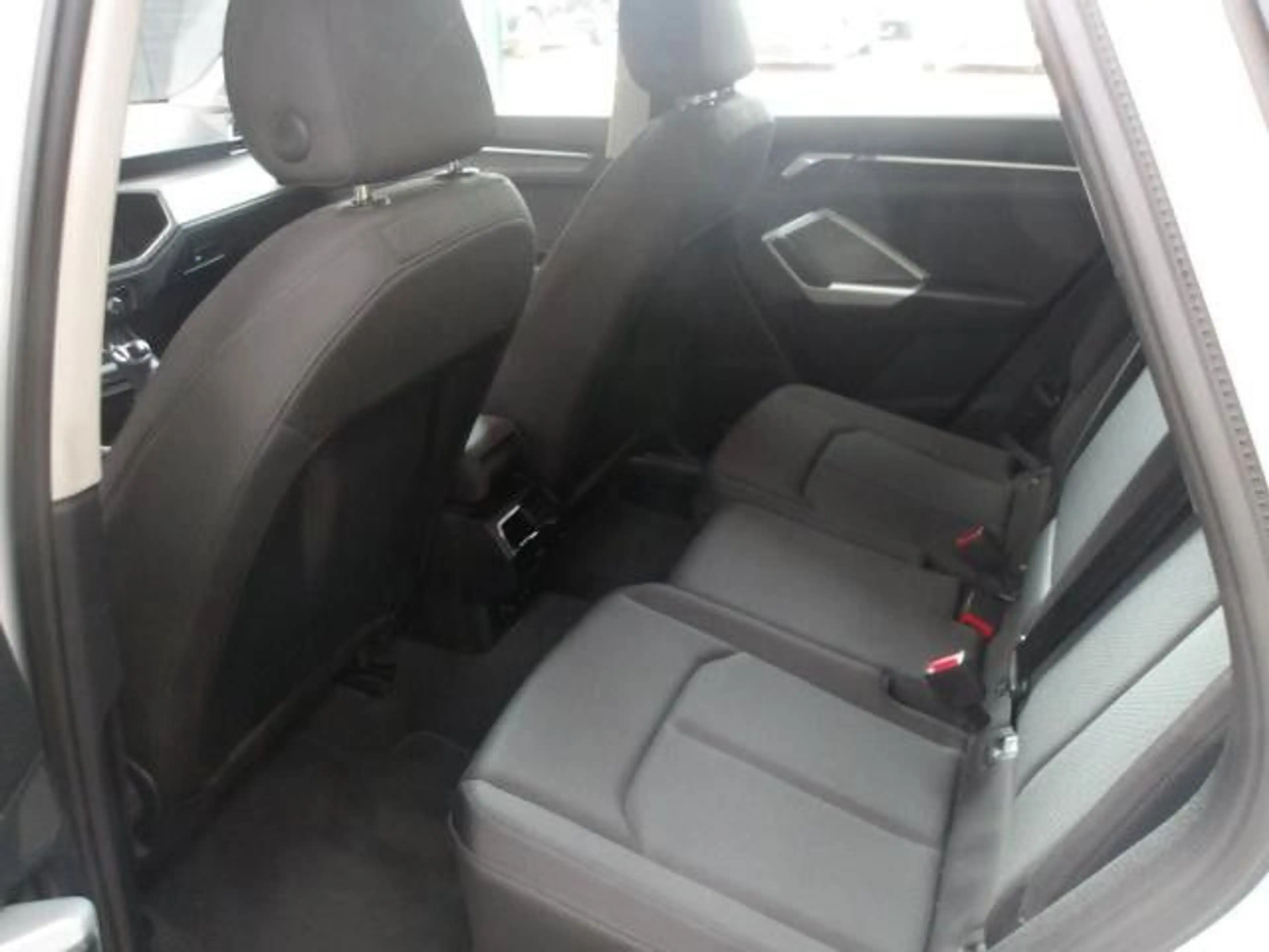 Audi Q3 35 TDI Aut. Navi LED Virtual ACC Alu — photo 6
