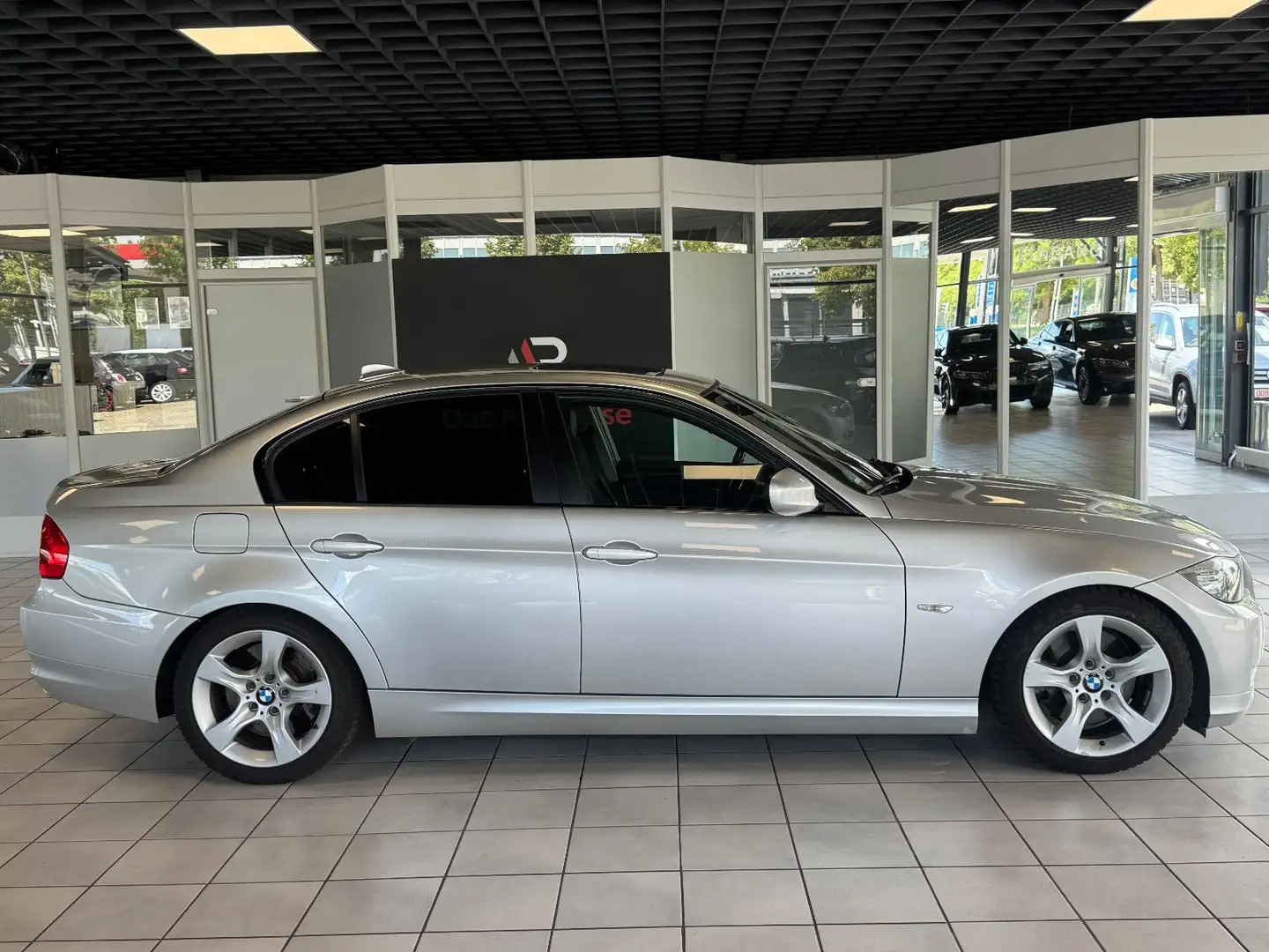 BMW 330 i Lim. Edition Exklusive Autom·Navi·Schiebed. Silber - 2