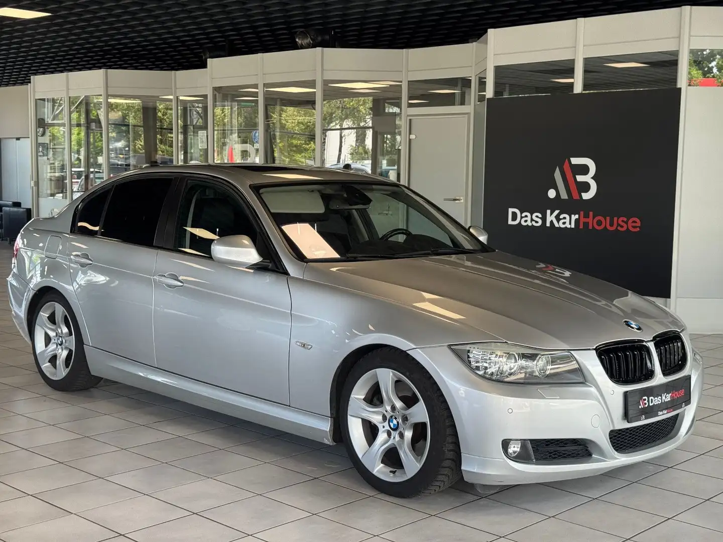 BMW 330 i Lim. Edition Exklusive Autom·Navi·Schiebed. Silber - 1