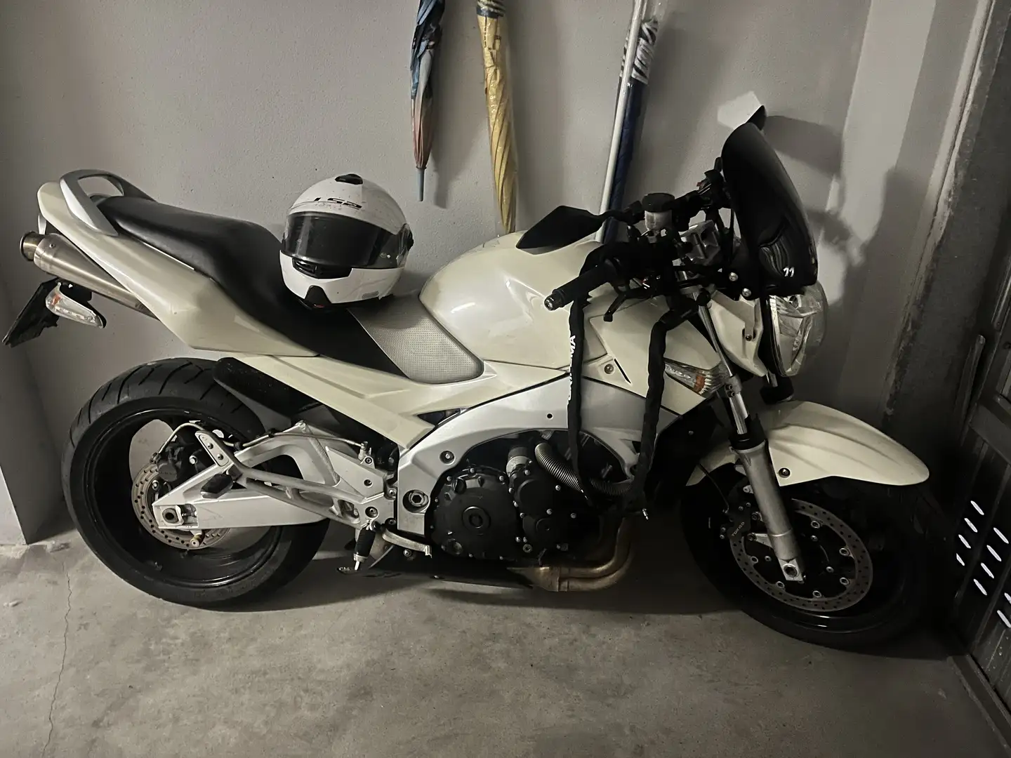 Suzuki GSR 600 - 1