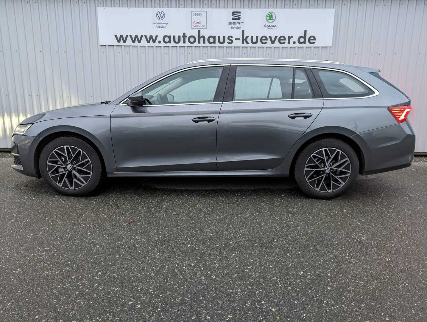 Skoda Octavia Combi 1,5 eTSI DSG ACC+LED+AHK+Shzg.+FL Серый - 2