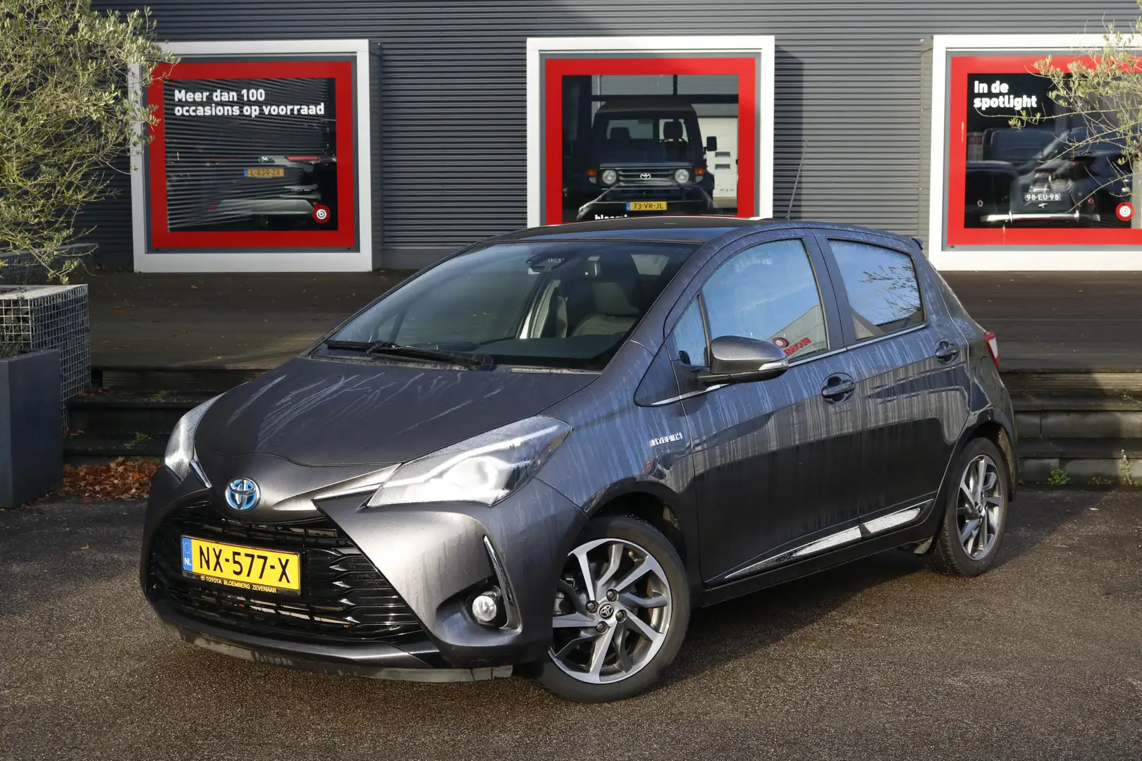 Toyota Yaris 1.5 Hybrid Premium Grijs - 1