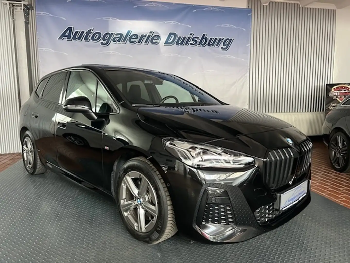 BMW 223 Active Tourer M Sport Pano AKH HUD AD Navi Kamera Schwarz - 1