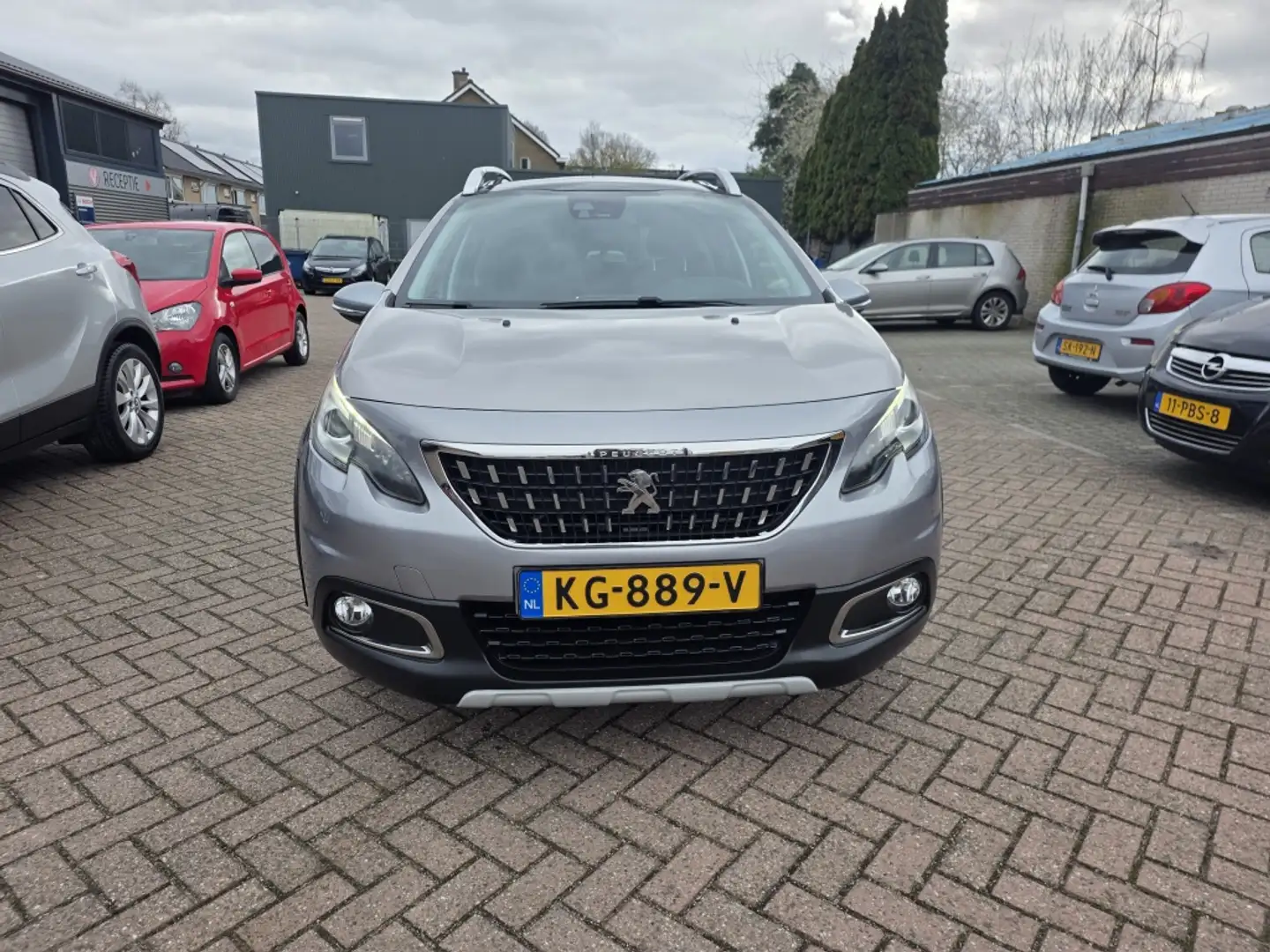 Peugeot 2008 1.2 PureTech Allure, binnenkort verwacht. Grau - 2