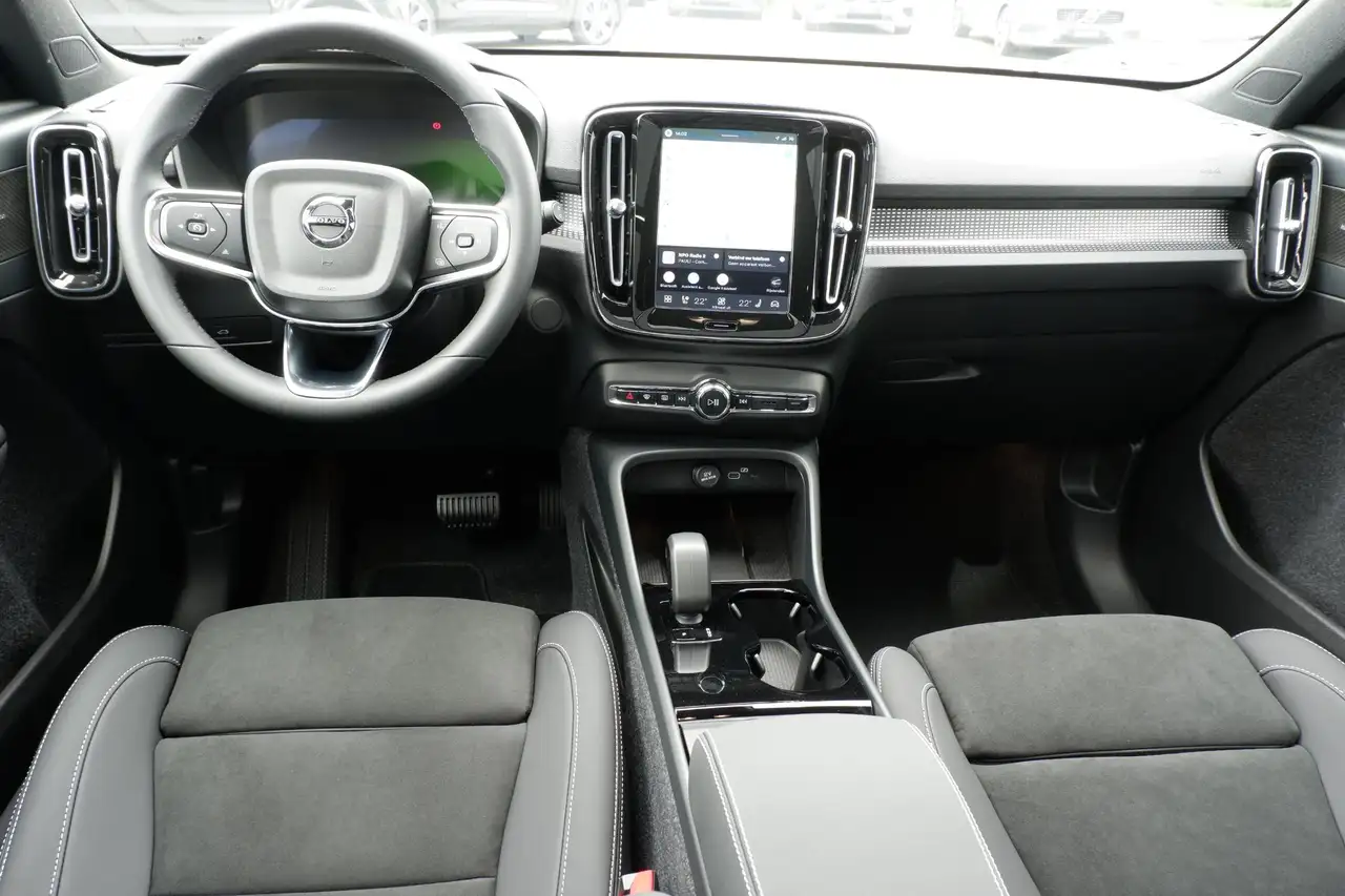 Volvo EX40 2026