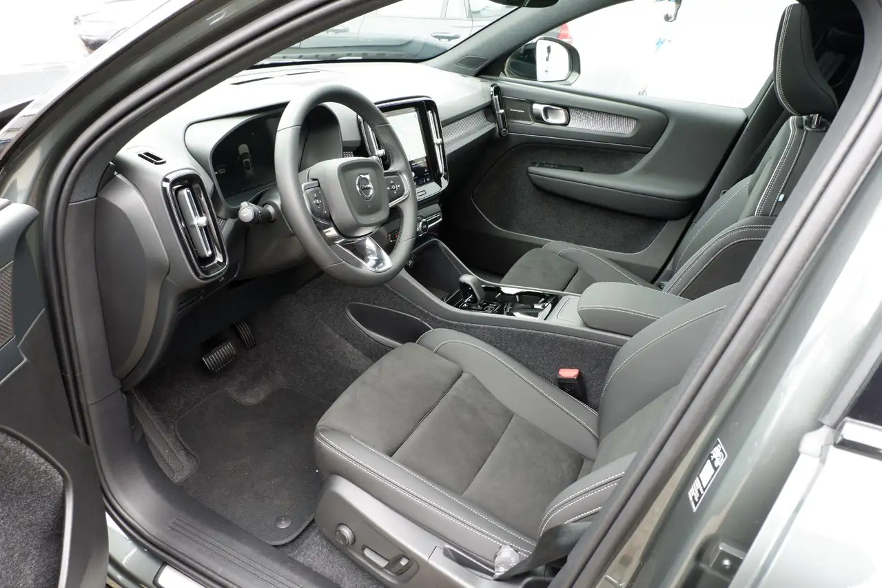 Volvo EX40 2026