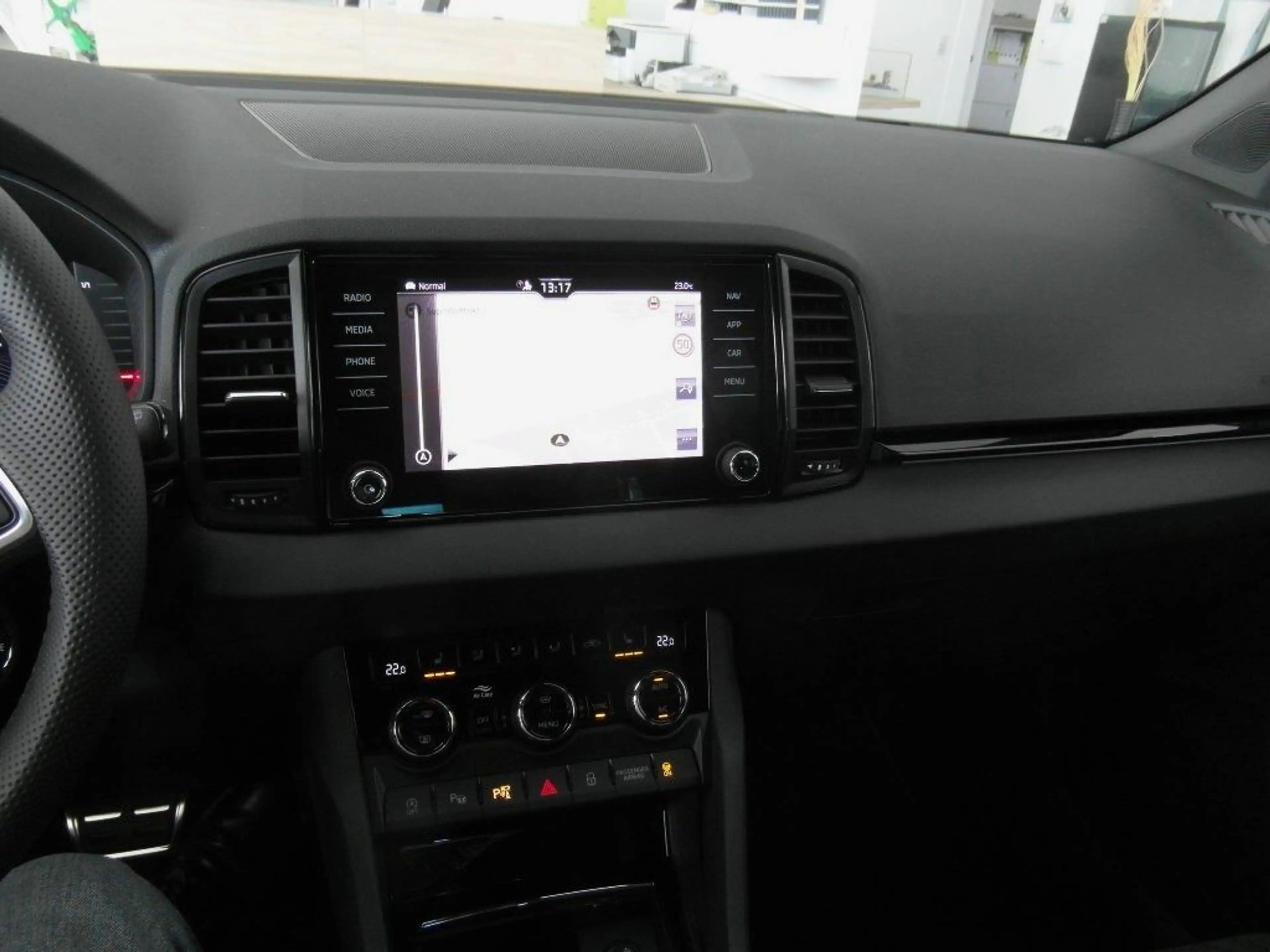 Skoda Karoq 1.5l DSG Sportline, 360',AHK,Navi,19",MLED — photo 13